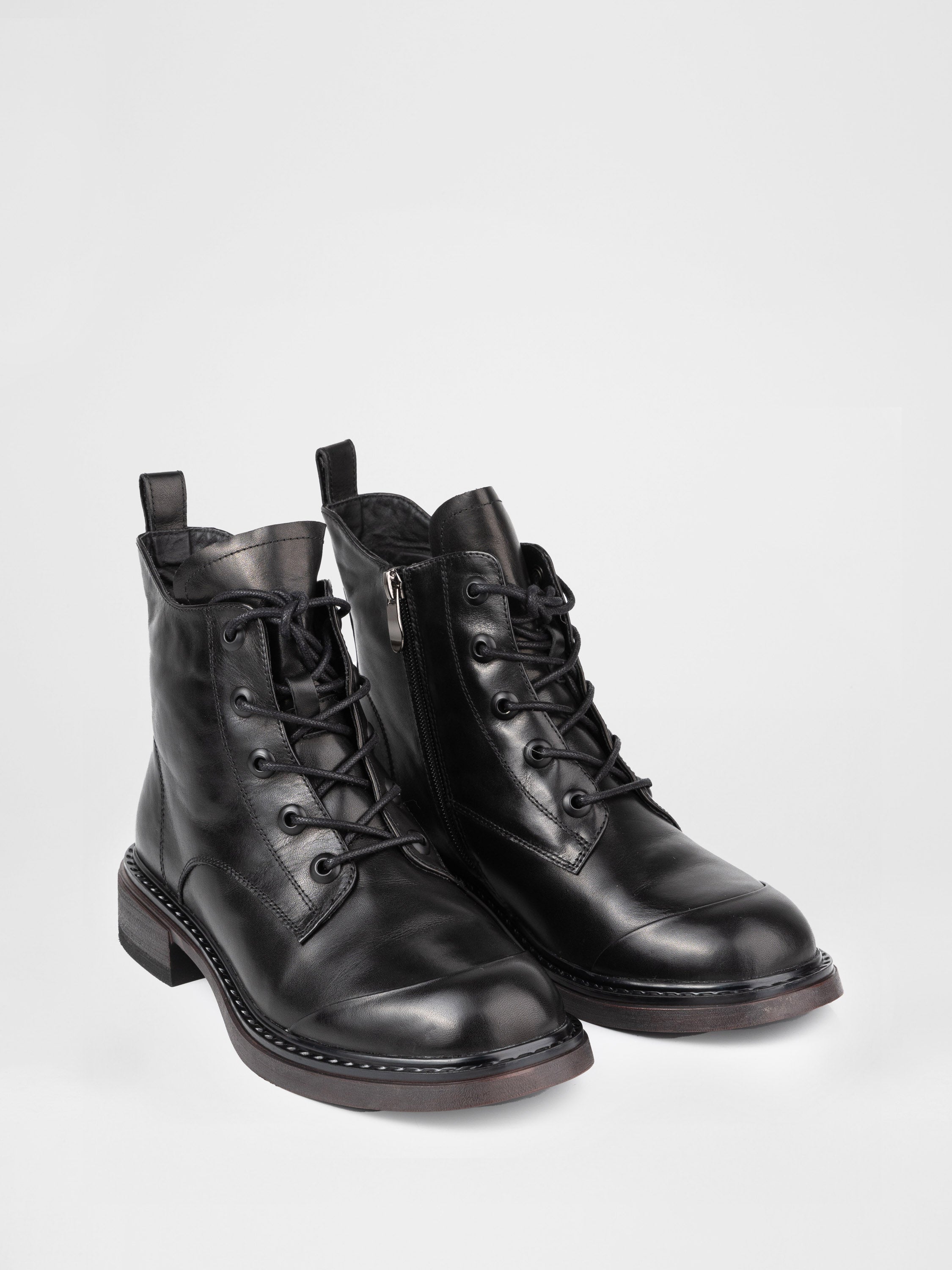 Шкіряні черевики на шнурівці у чорному кольорі