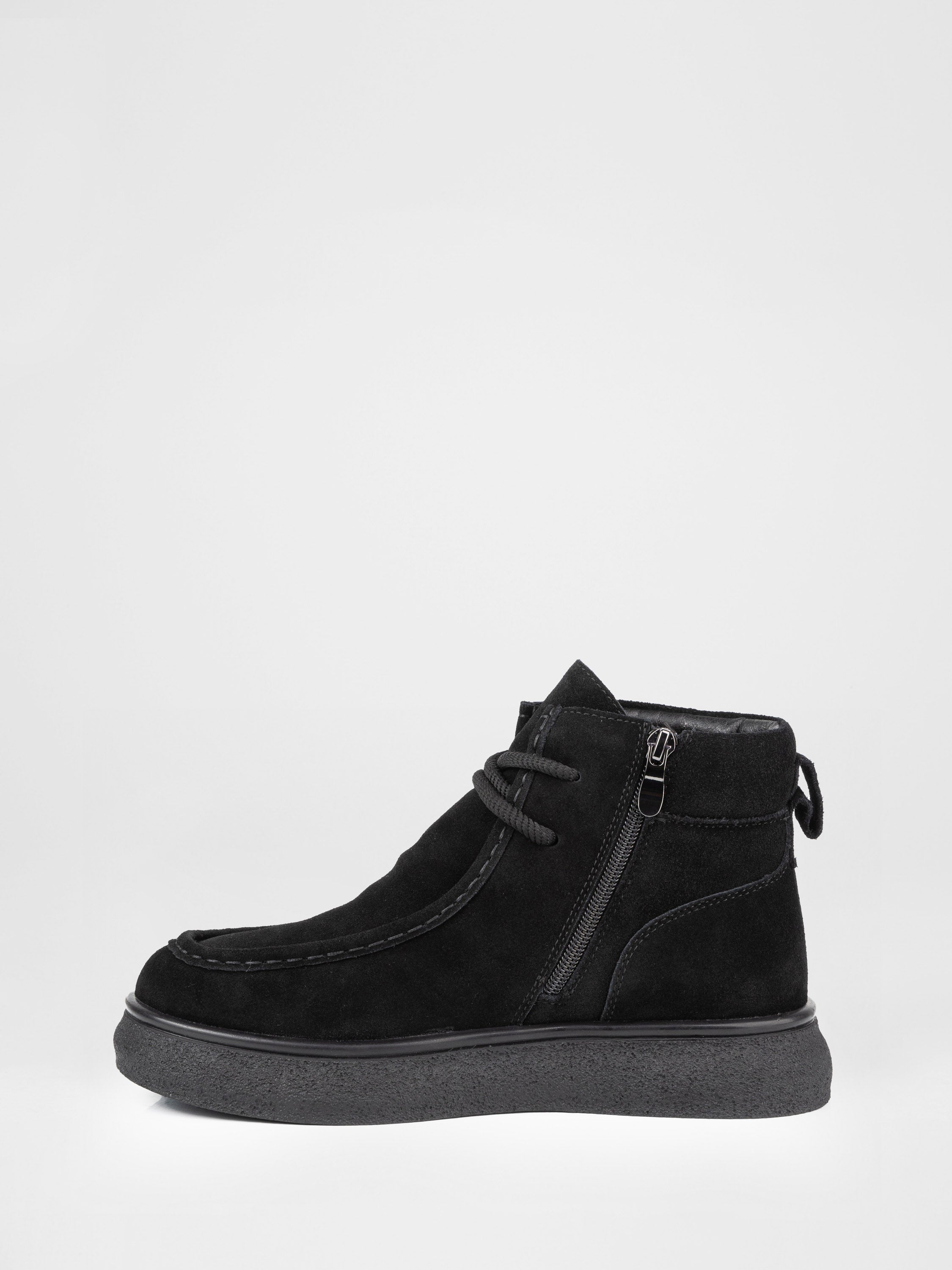 Замшеві черевики у чорному кольорі