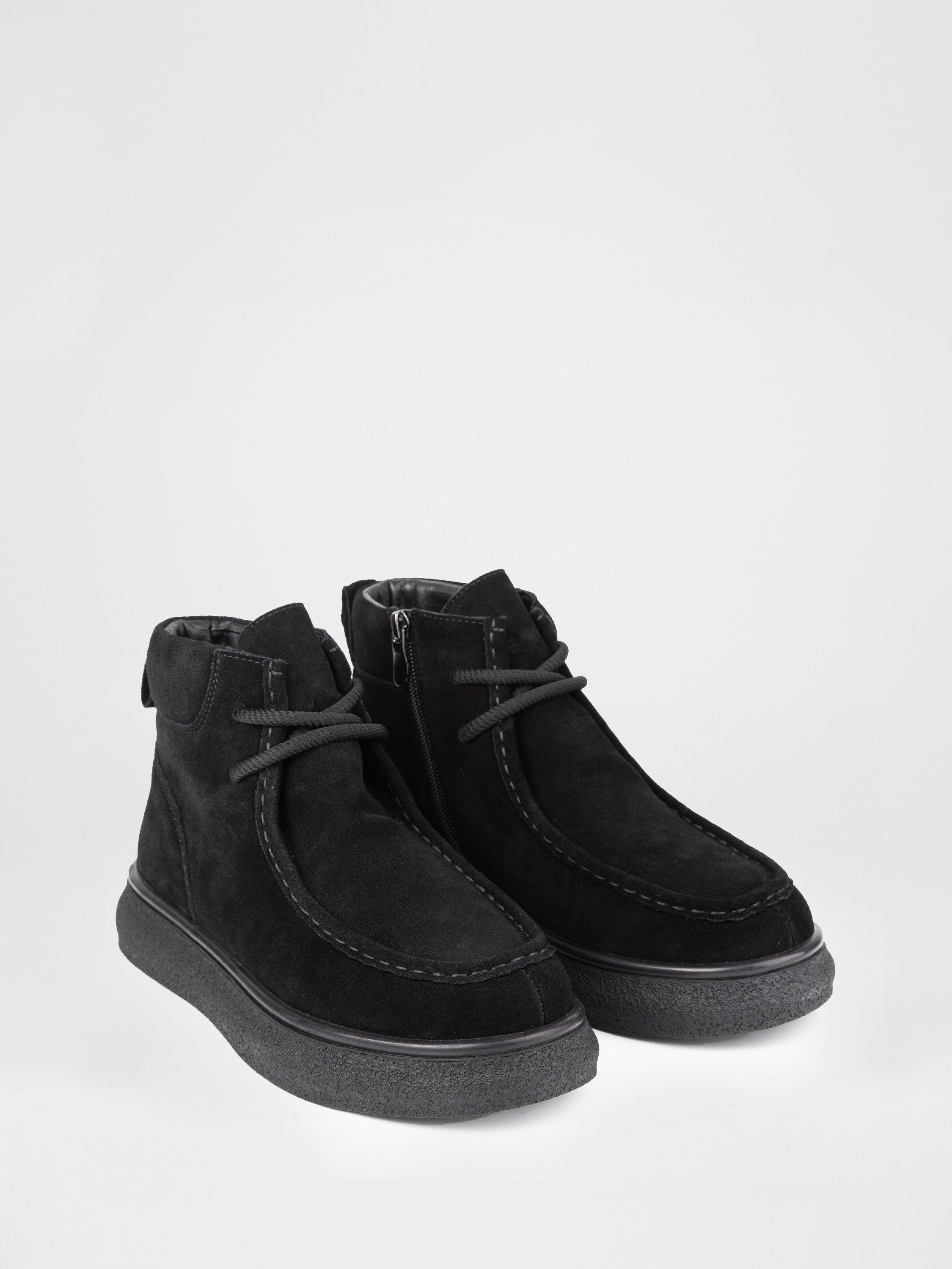 Замшеві черевики у чорному кольорі