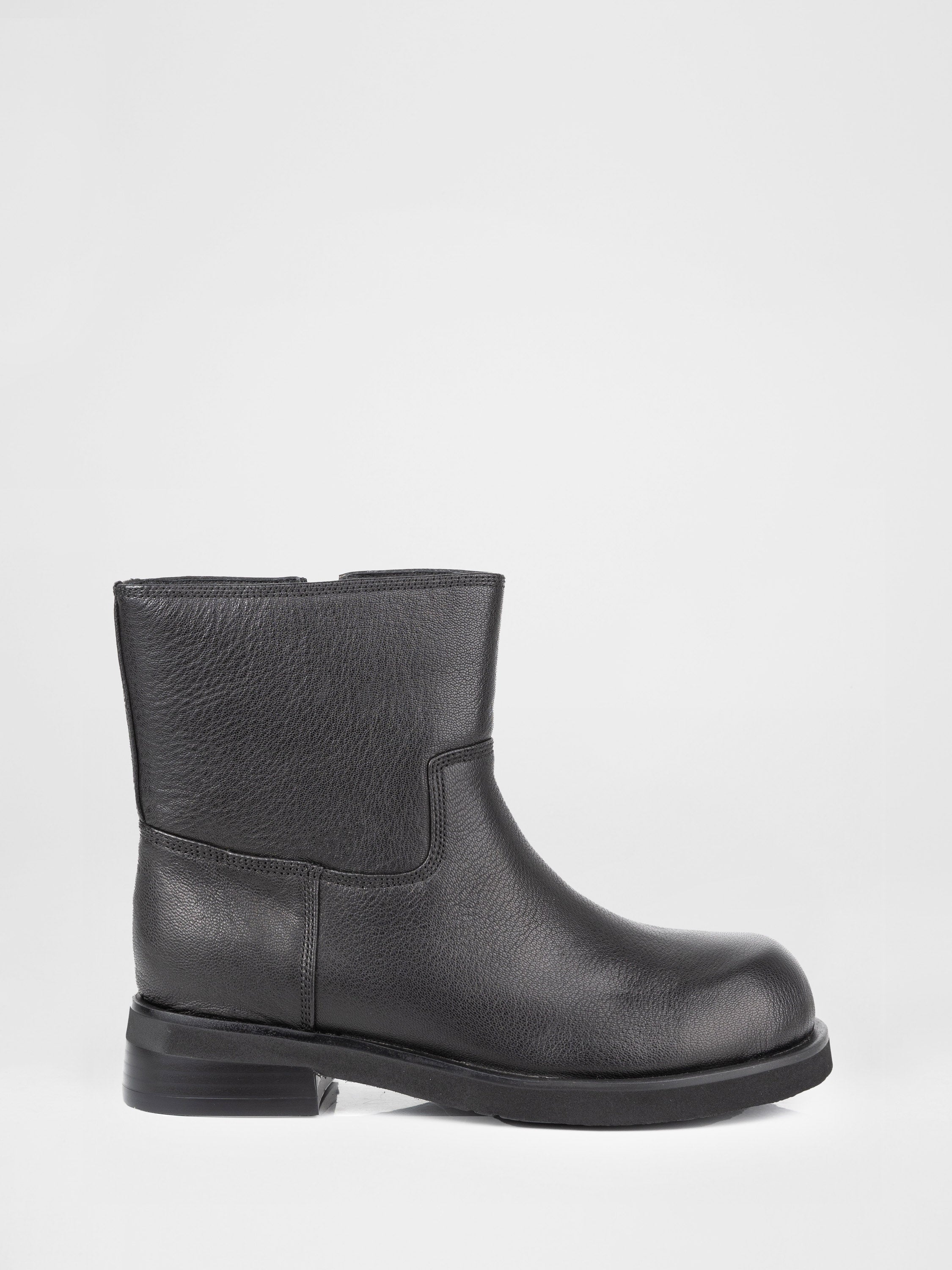 Шкіряні черевики у чорному кольорі