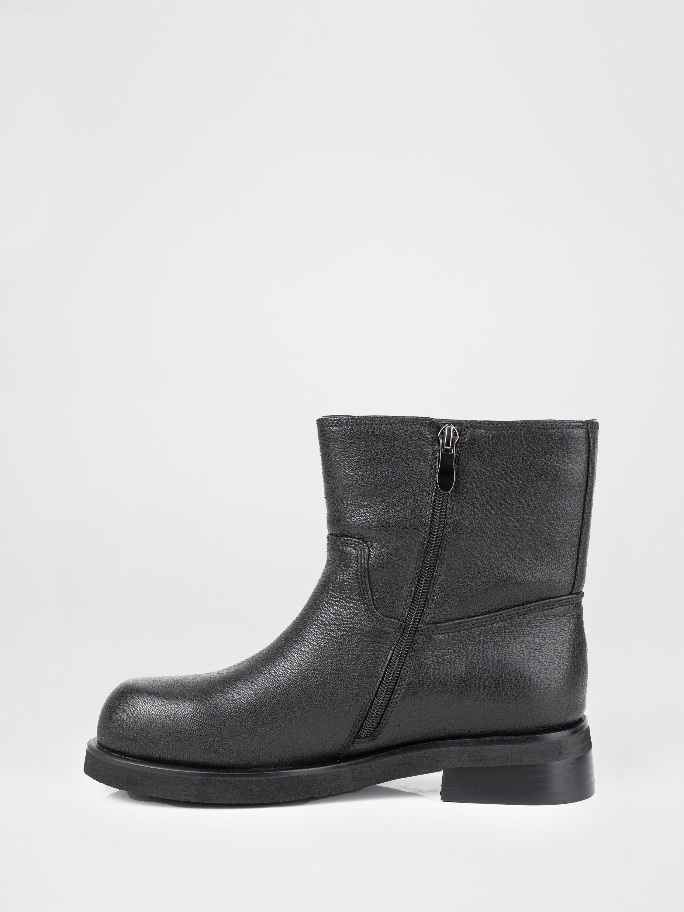 Шкіряні черевики у чорному кольорі