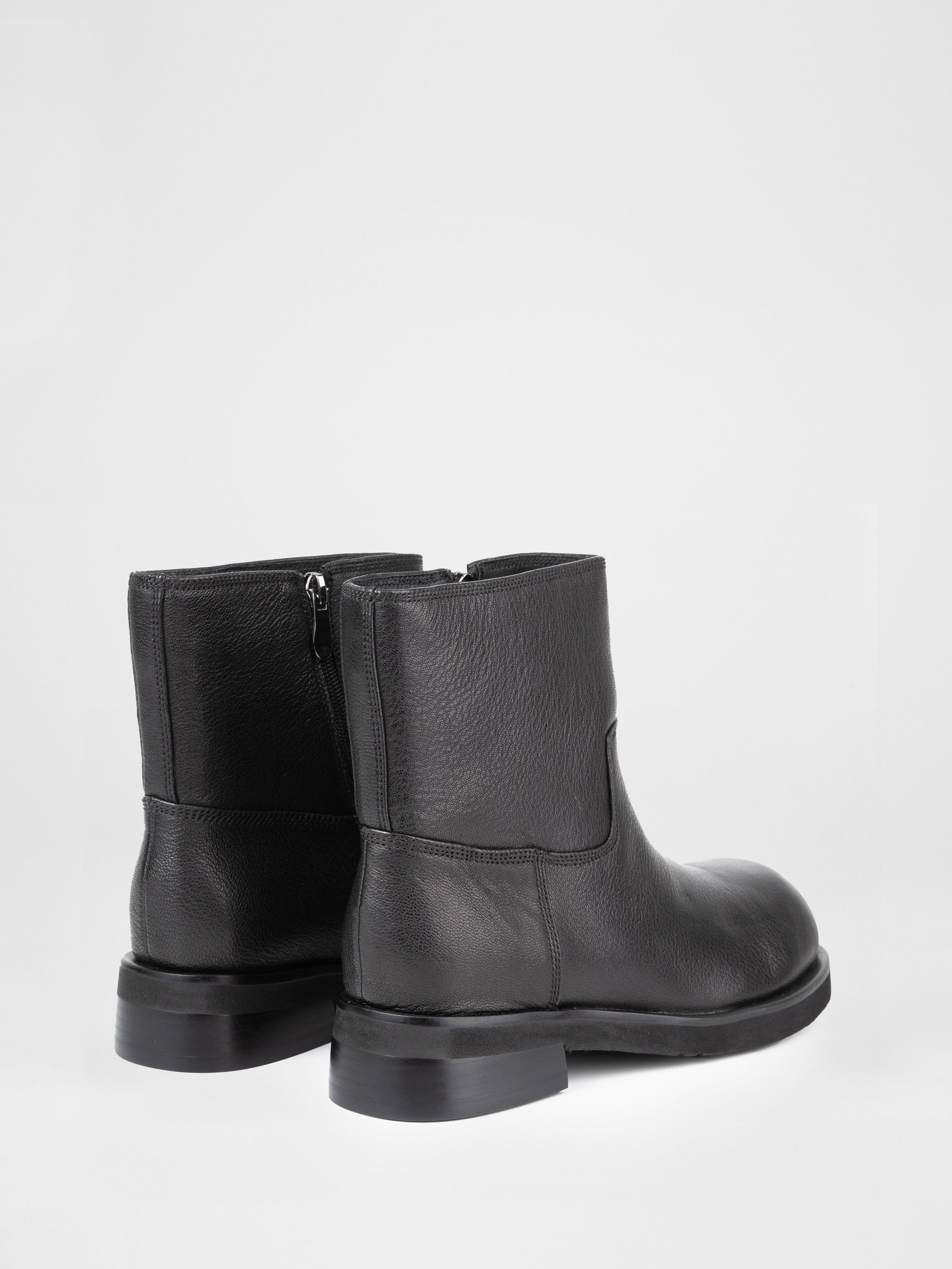 Шкіряні черевики у чорному кольорі