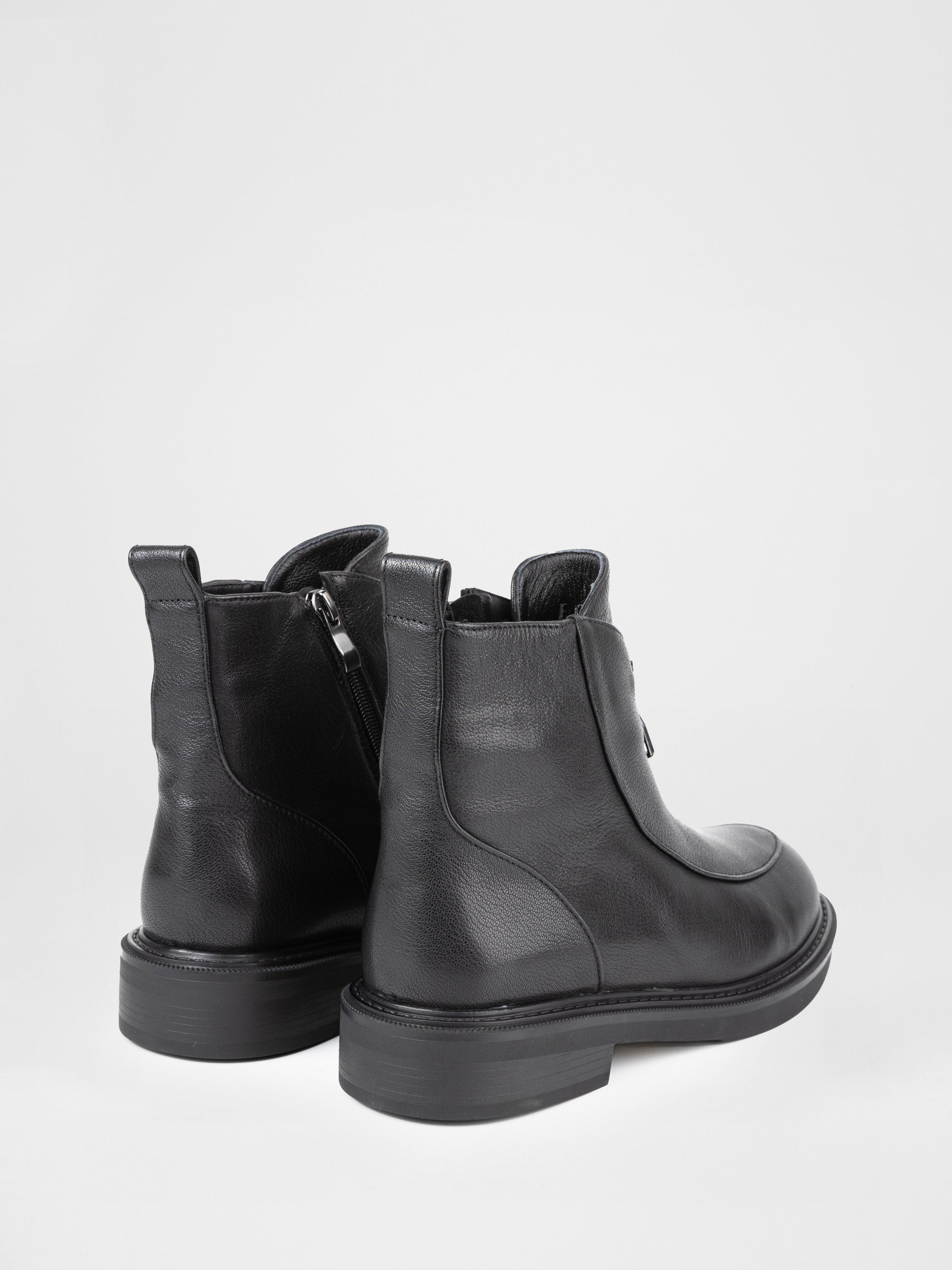 Зимові черевики у чорному кольорі з натуральноі шкіри