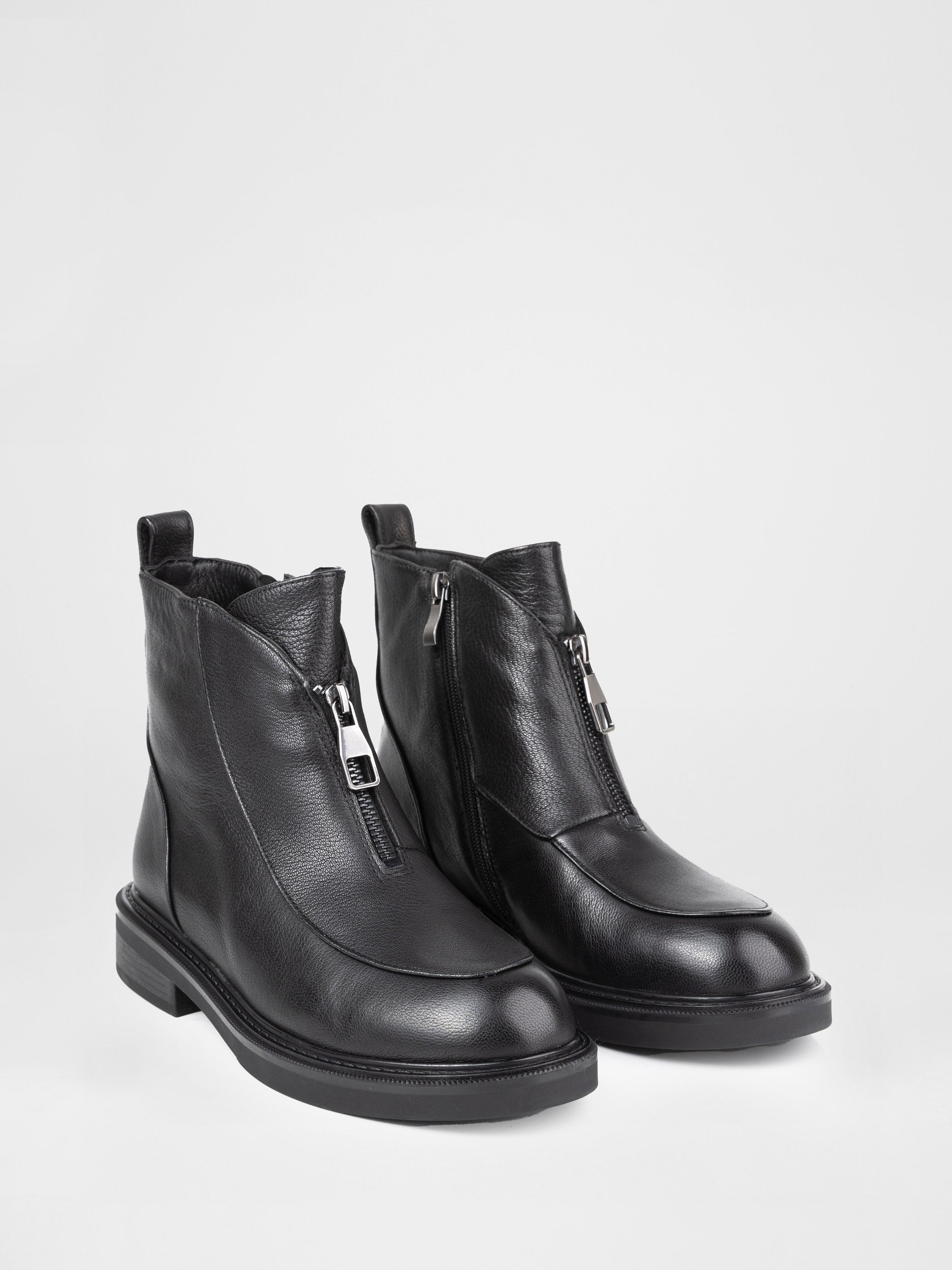 Зимові черевики у чорному кольорі з натуральноі шкіри