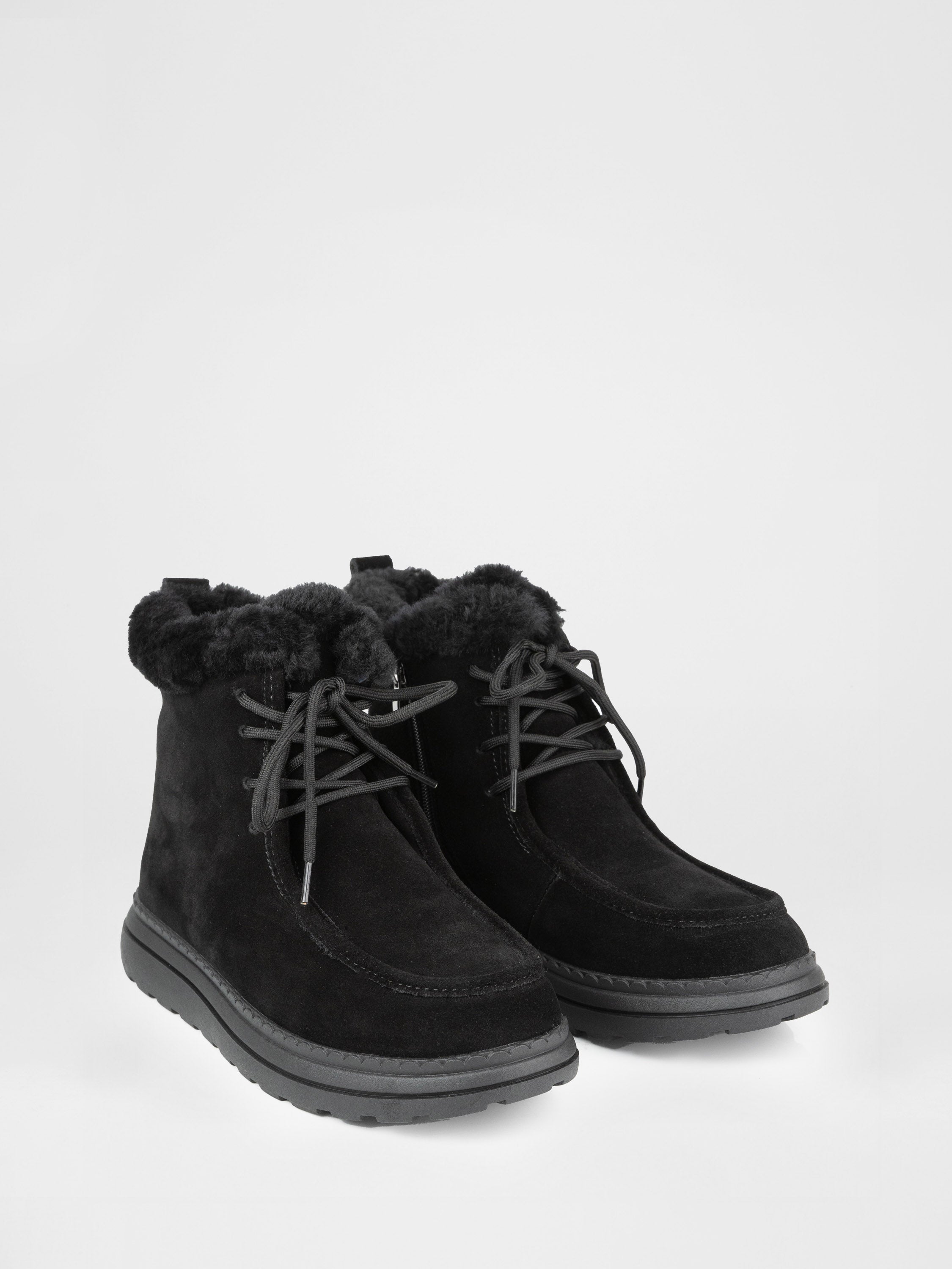 Замшеві черевики у чорному кольорі на шнурівці
