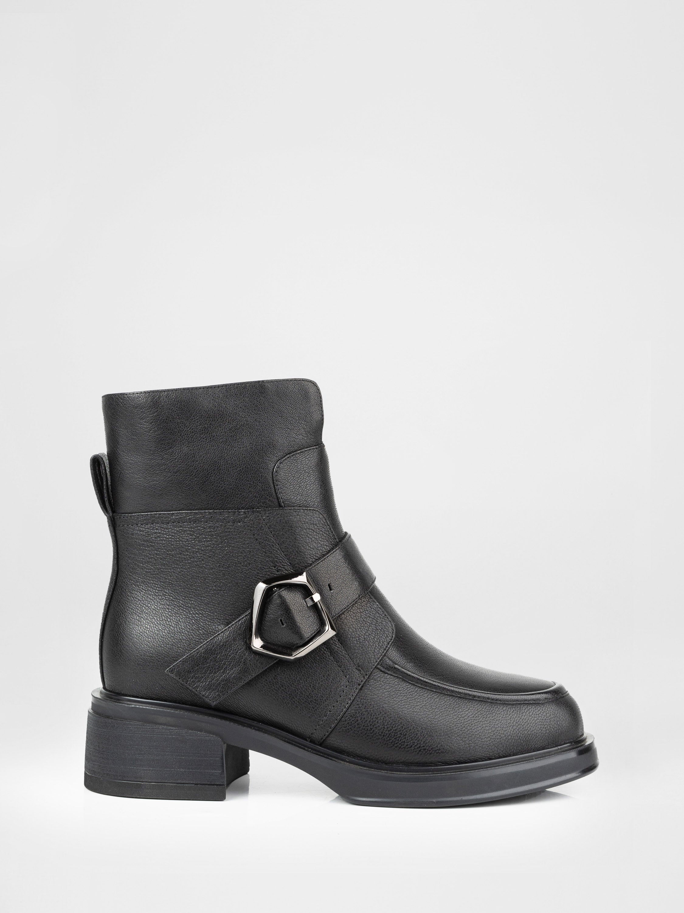 Зимові черевики у чорному кольорі декоровані пряжками