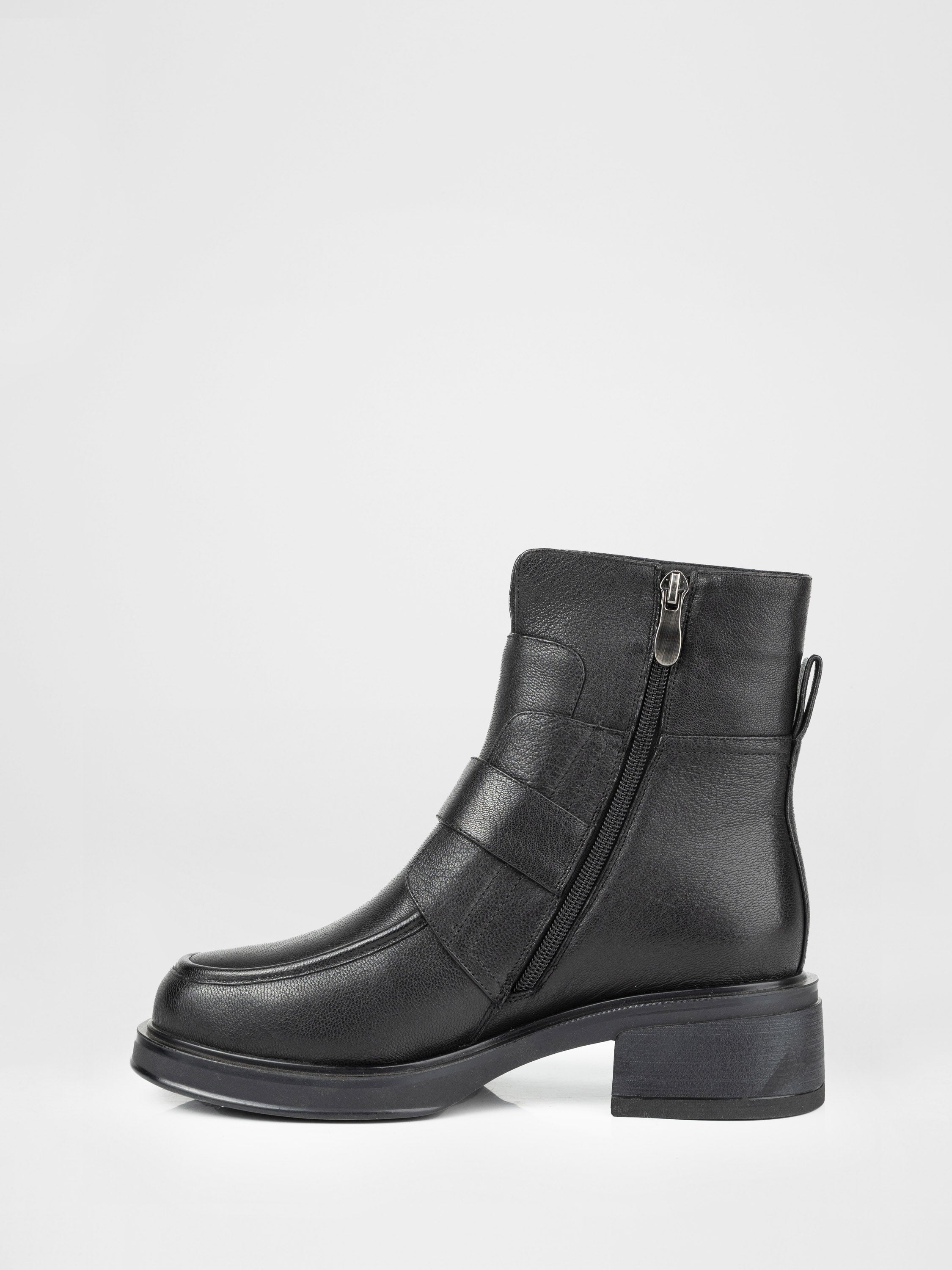 Зимові черевики у чорному кольорі декоровані пряжками