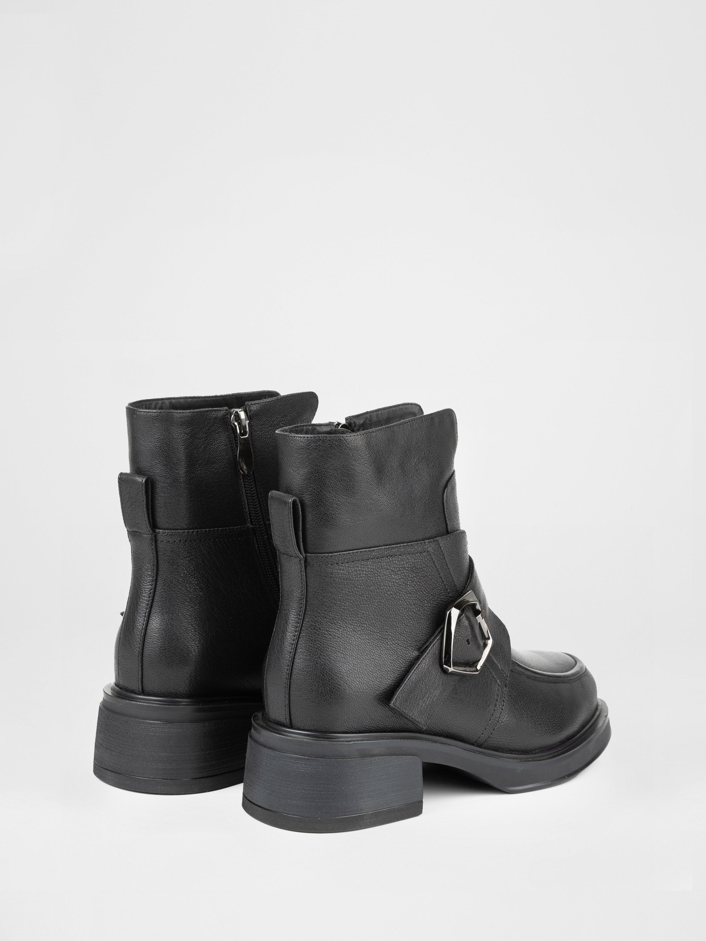 Зимові черевики у чорному кольорі декоровані пряжками