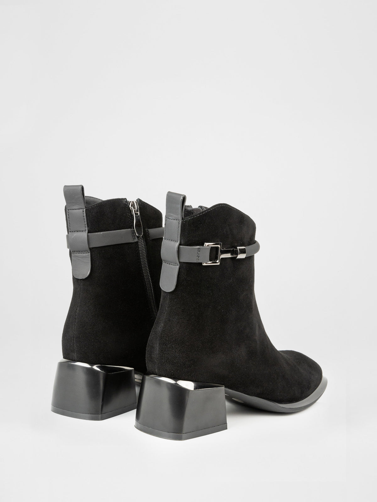 Замшеві ботильони у чорному кольорі
