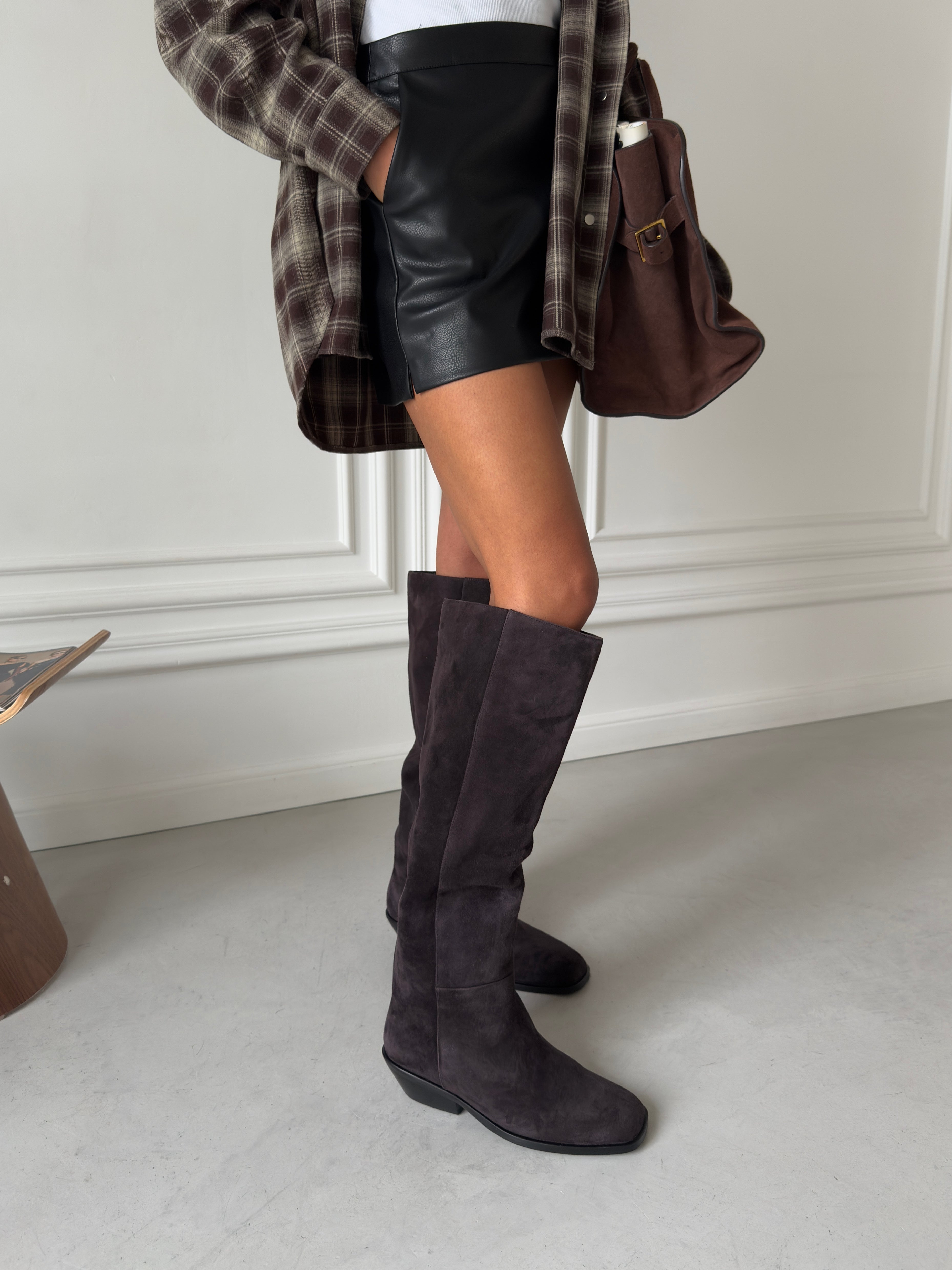 Замшеві чоботи у шоколадному кольорі