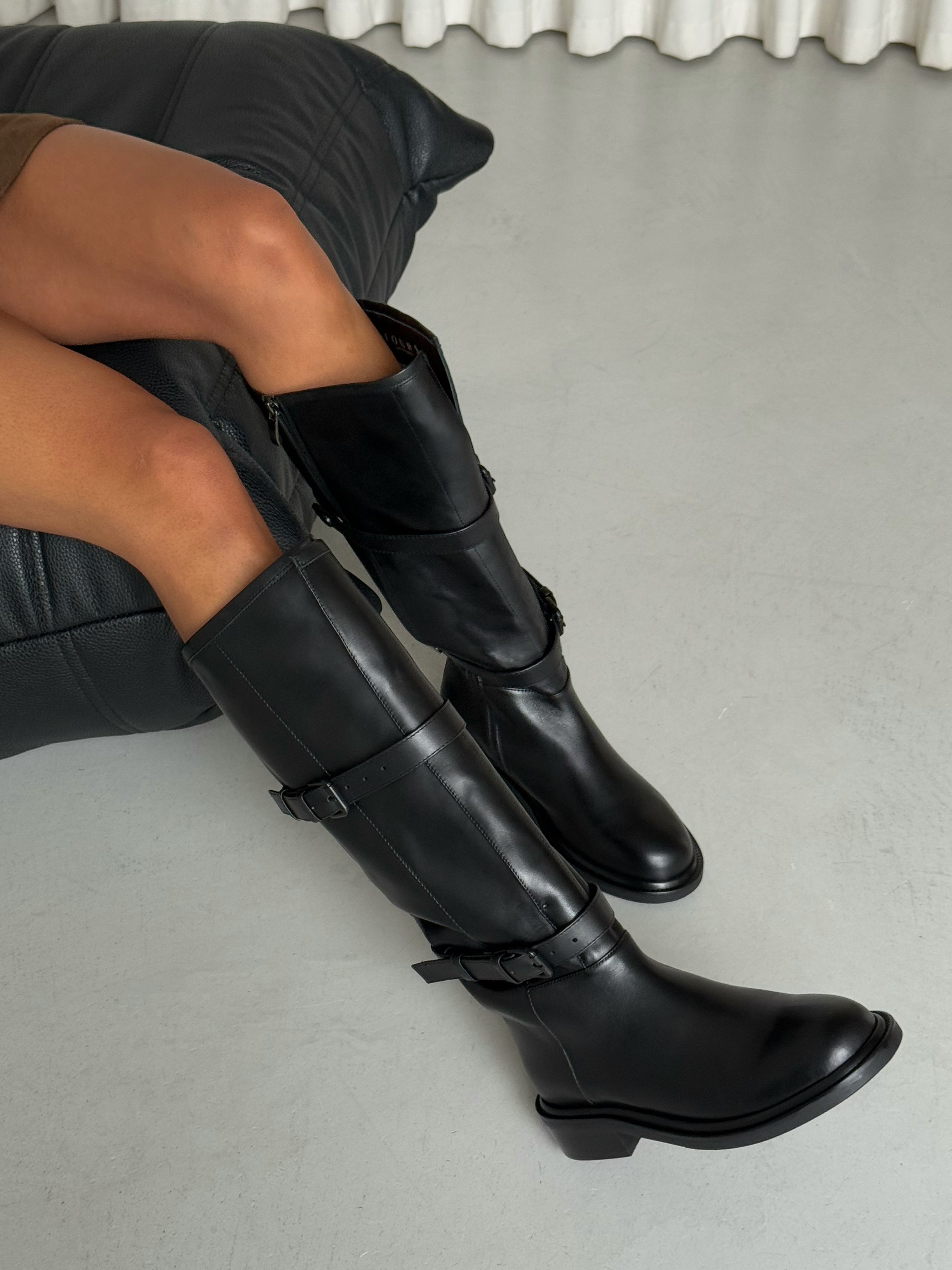 Шкіряні чоботи у чорному кольорі