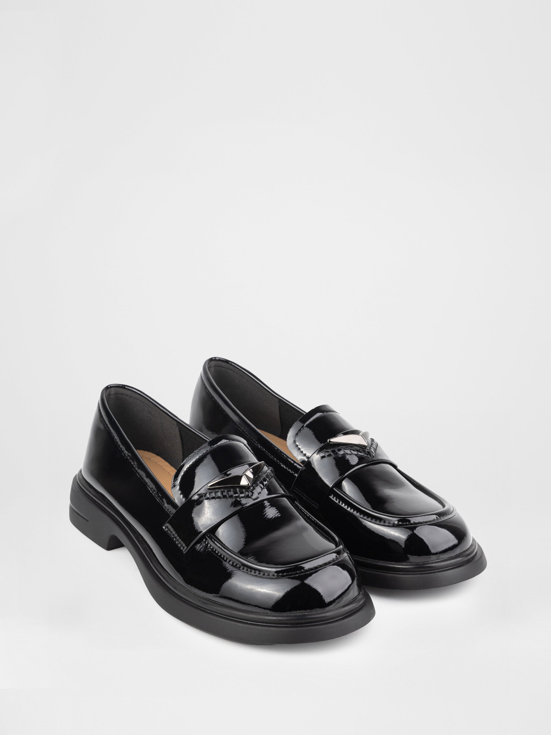 Лакові лофери з натуральної шкіри у чорному кольорі