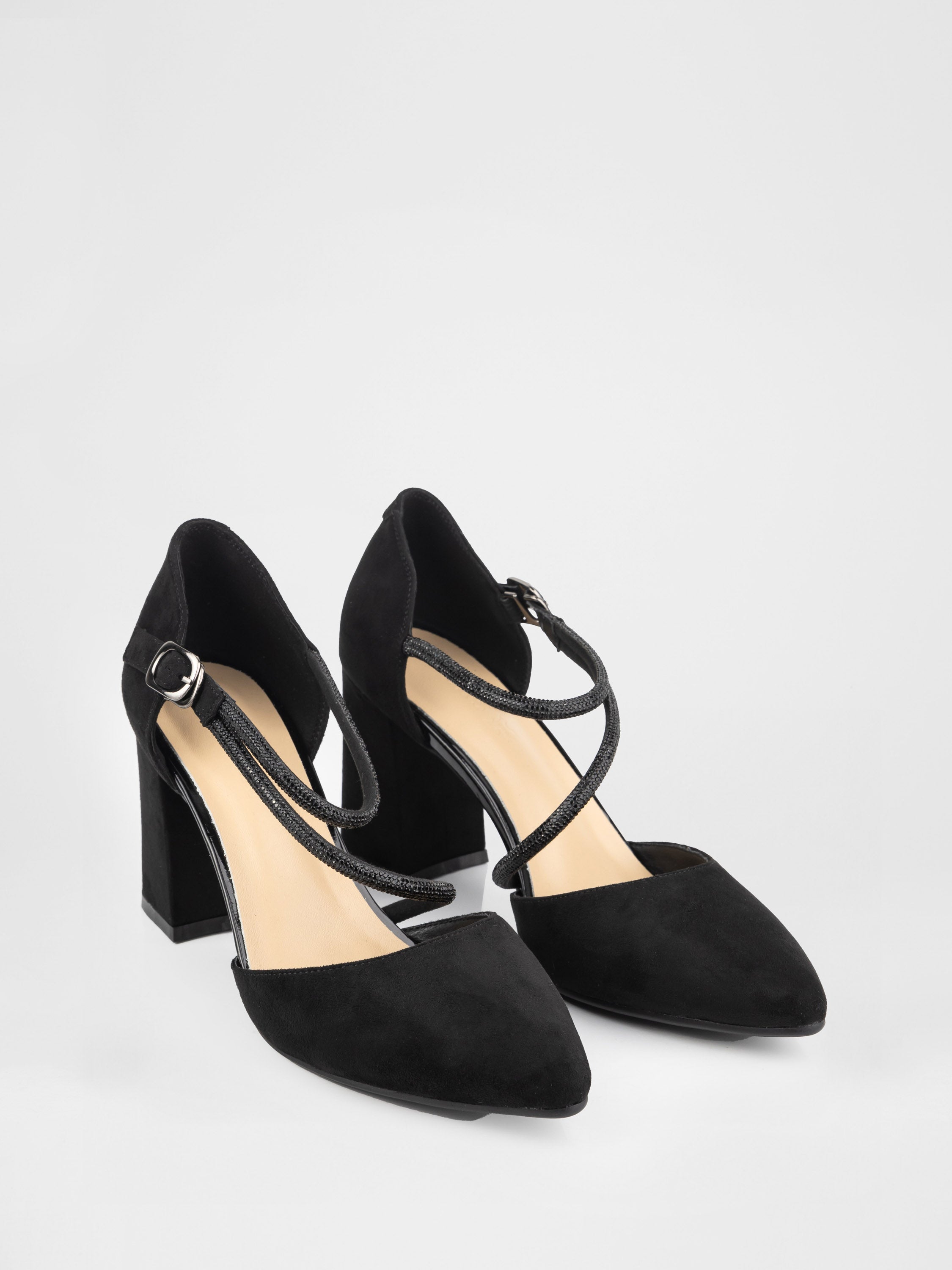 Туфлі у чорному кольорі декоровані камінням