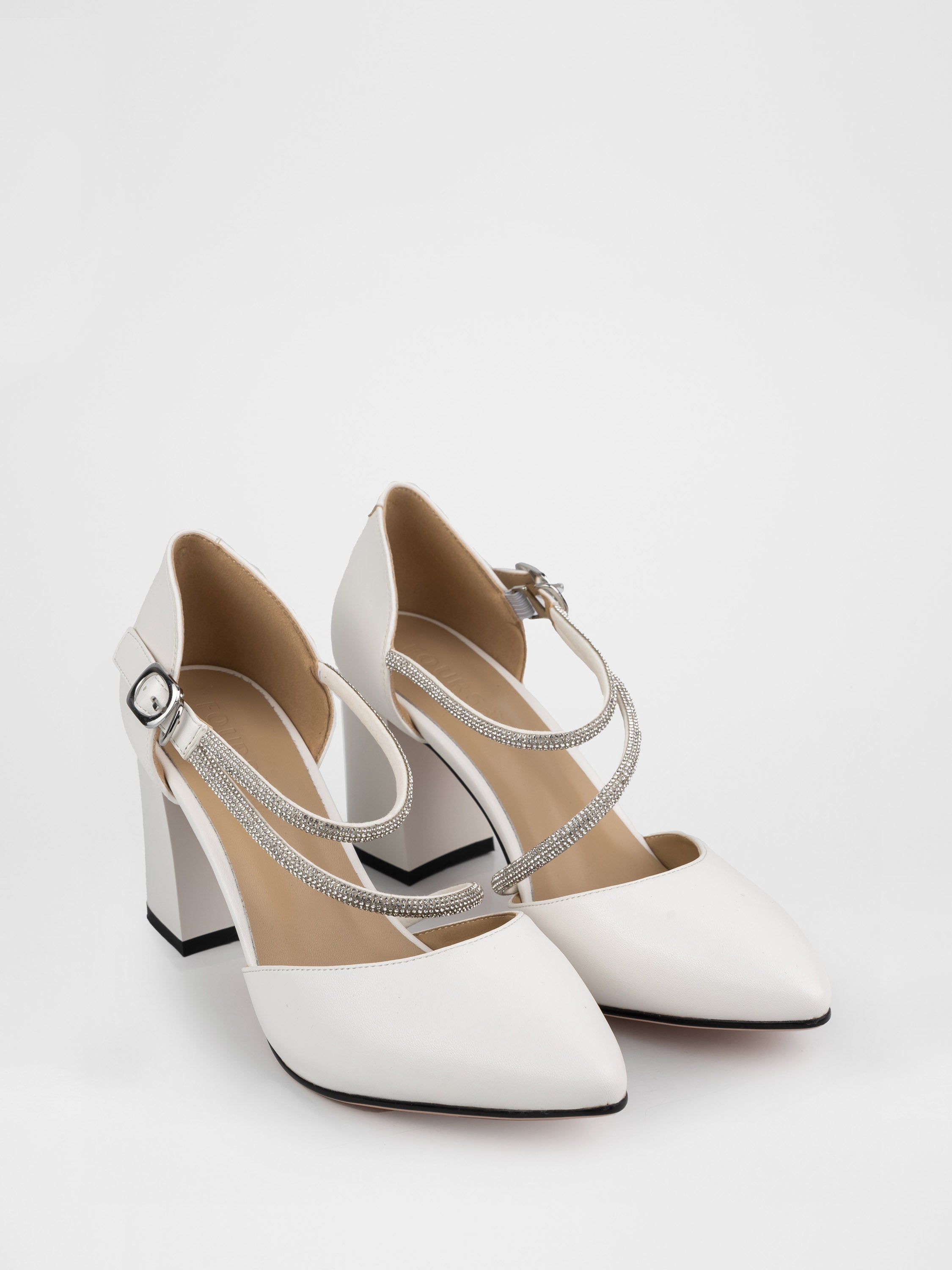 Туфлі у білому кольорі декоровані камінням