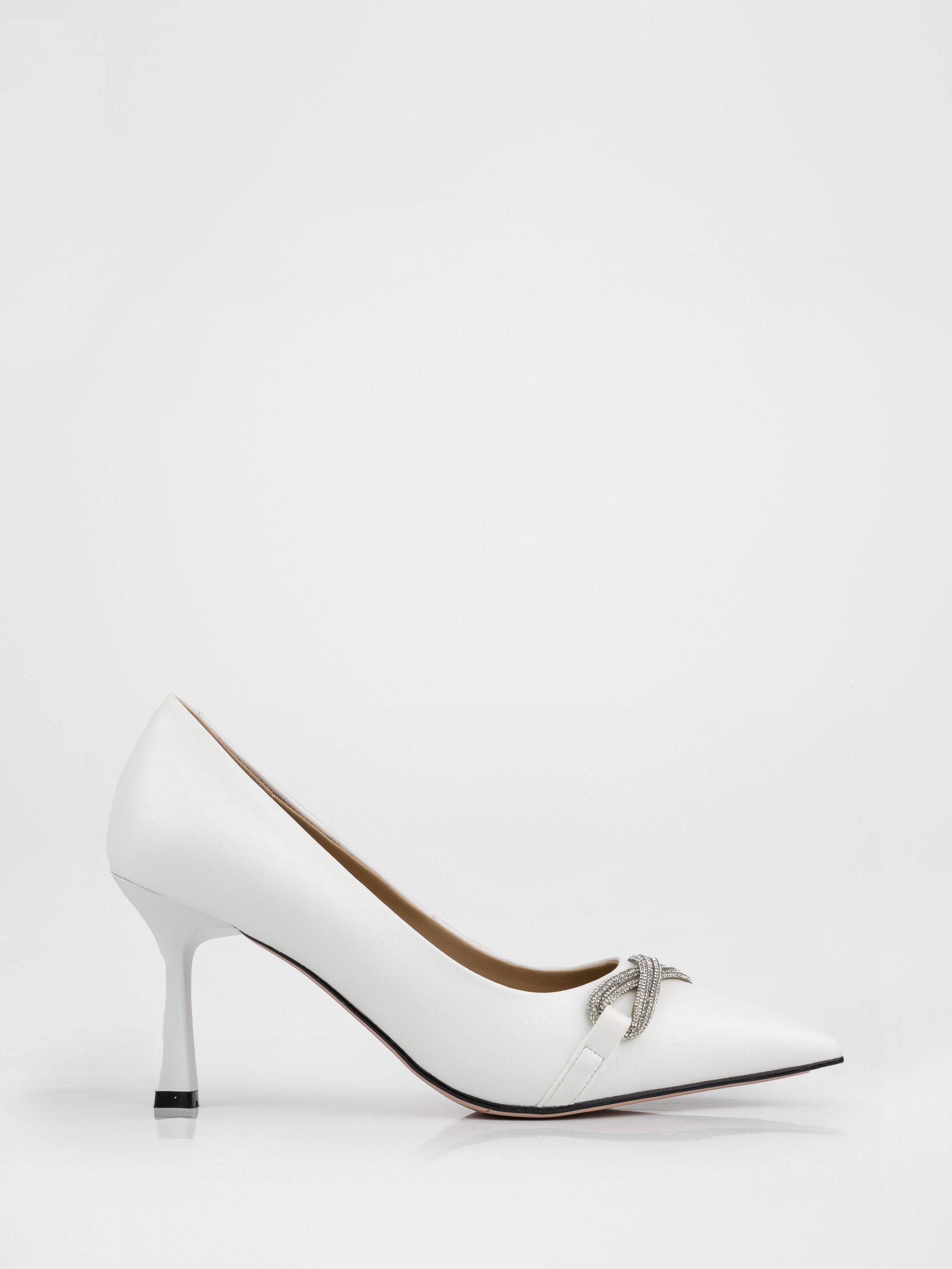 Туфлі на підборах у білому кольорі  декорованні камінням