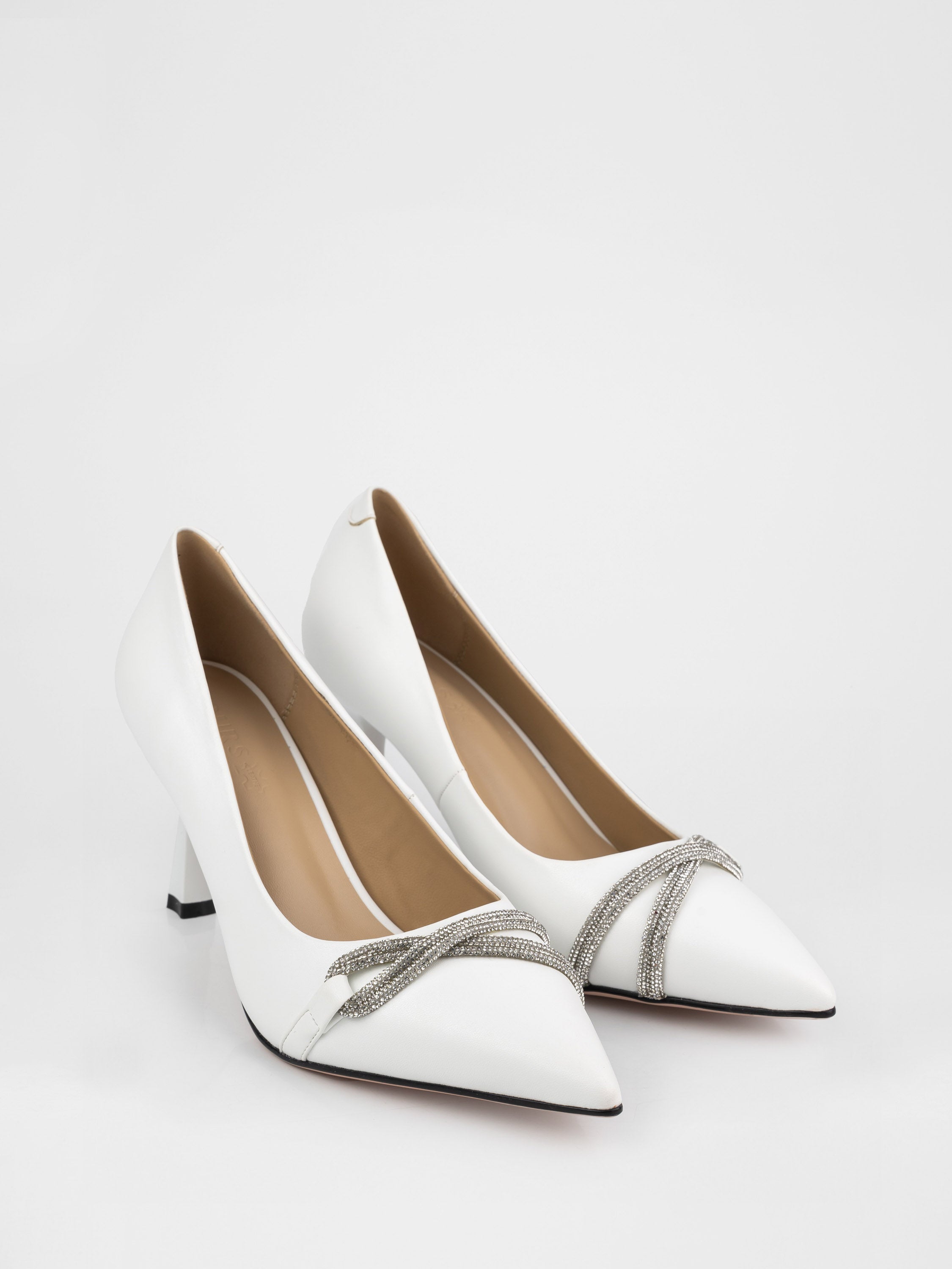 Туфлі на підборах у білому кольорі  декорованні камінням