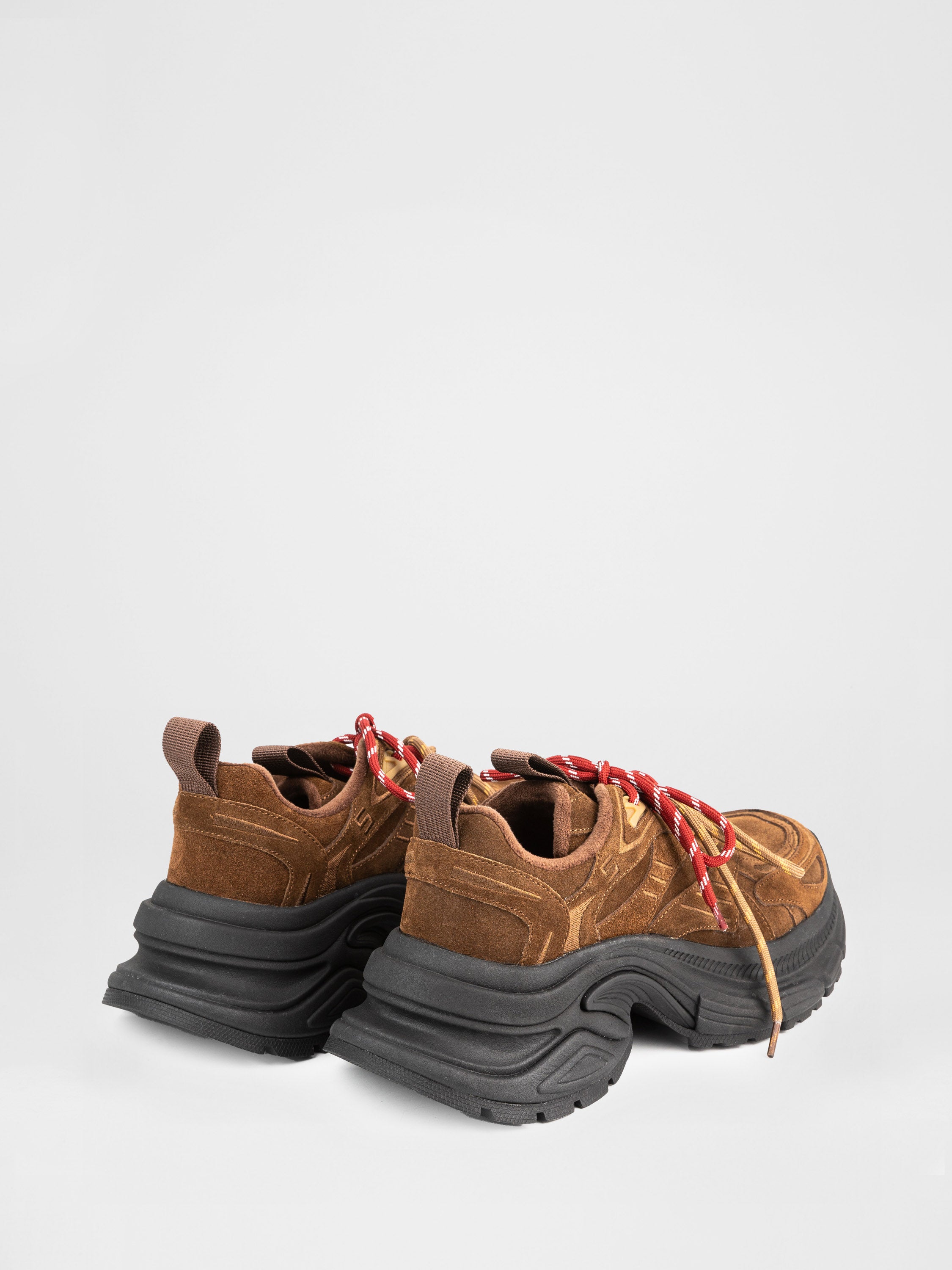 Замшеві кросівки на масивній підошві у коричневому кольорі