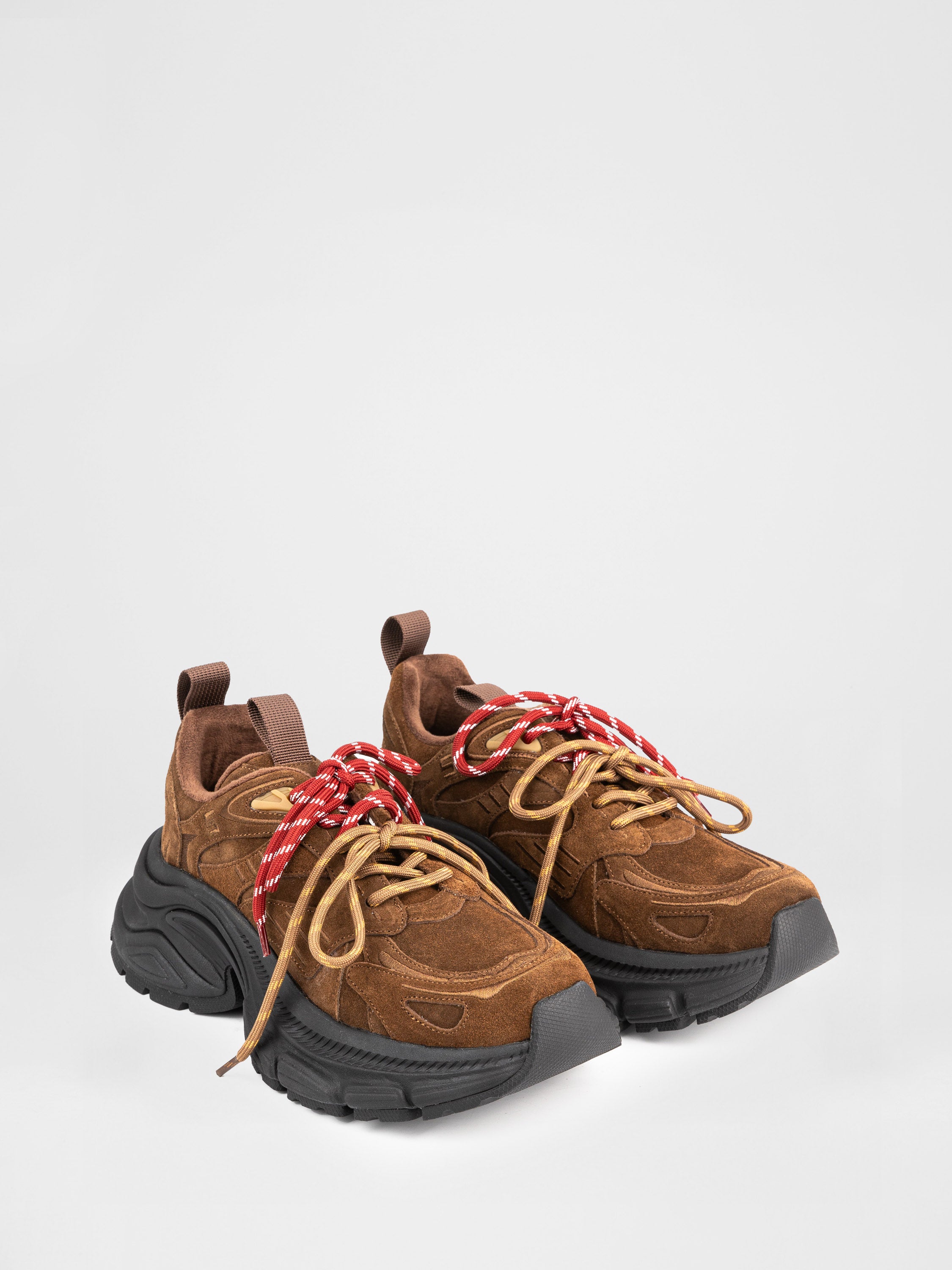 Замшеві кросівки на масивній підошві у коричневому кольорі