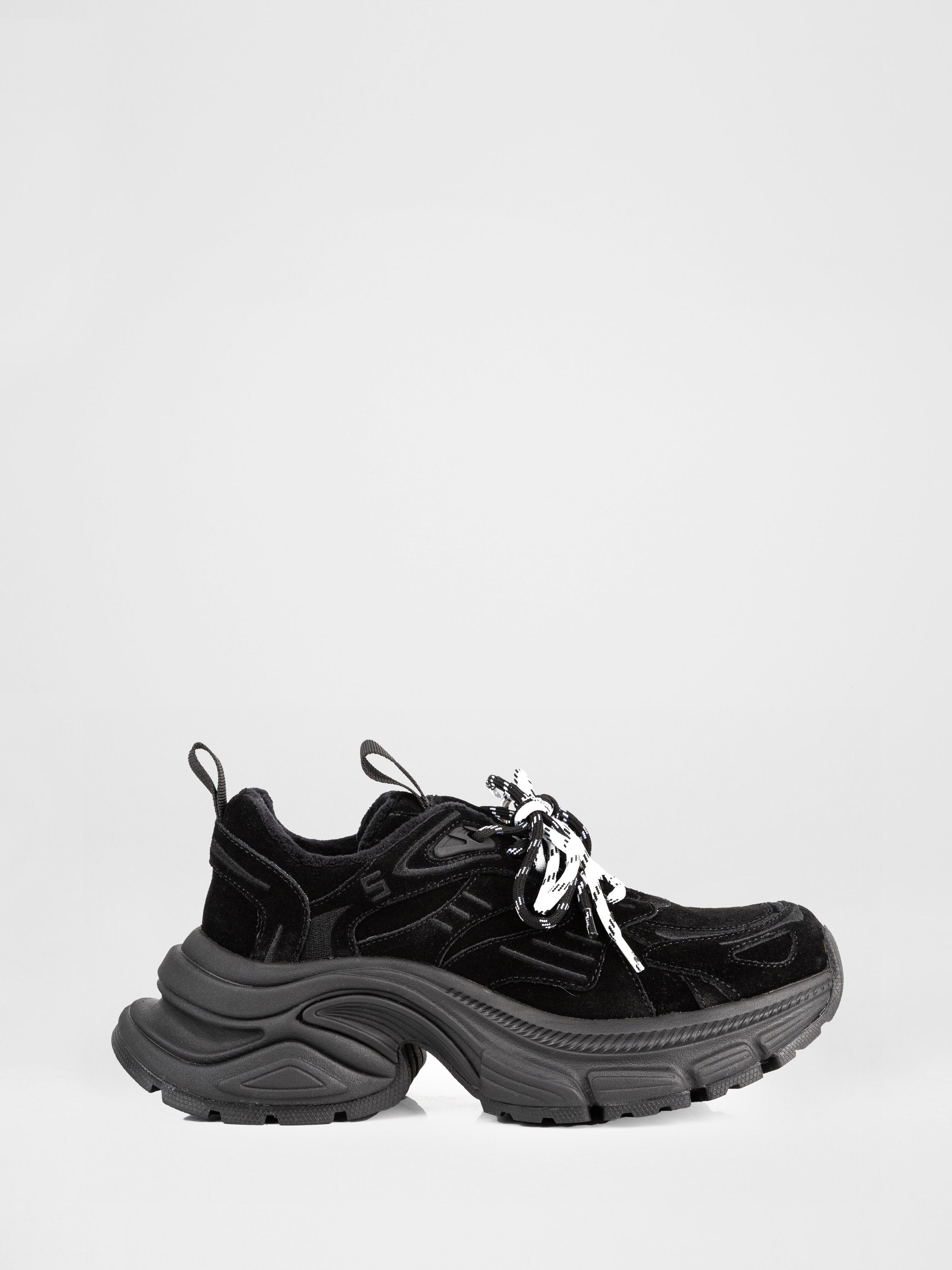 Замшеві кросівки на масивній підошві у чорному  кольорі