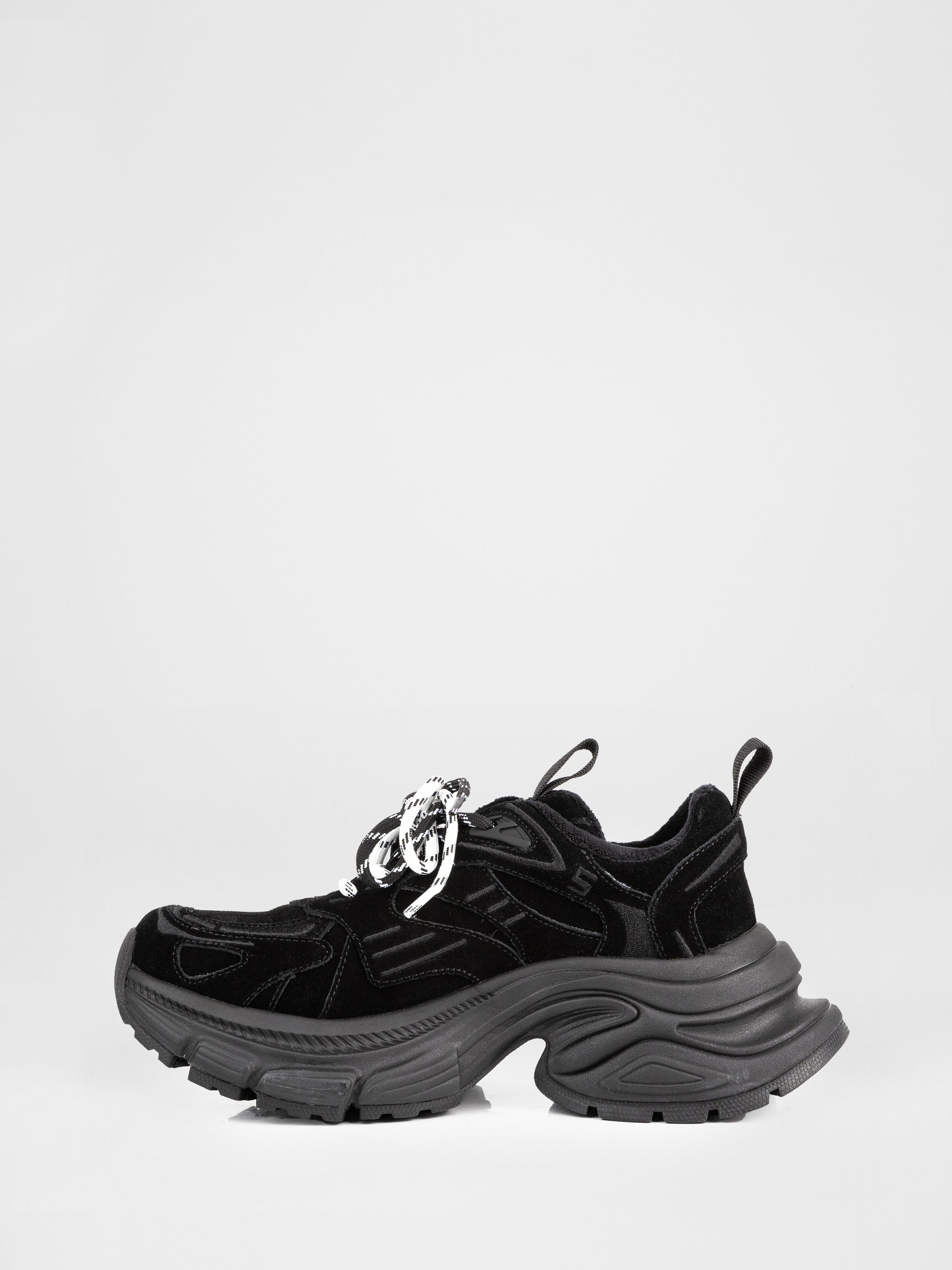 Замшеві кросівки на масивній підошві у чорному  кольорі