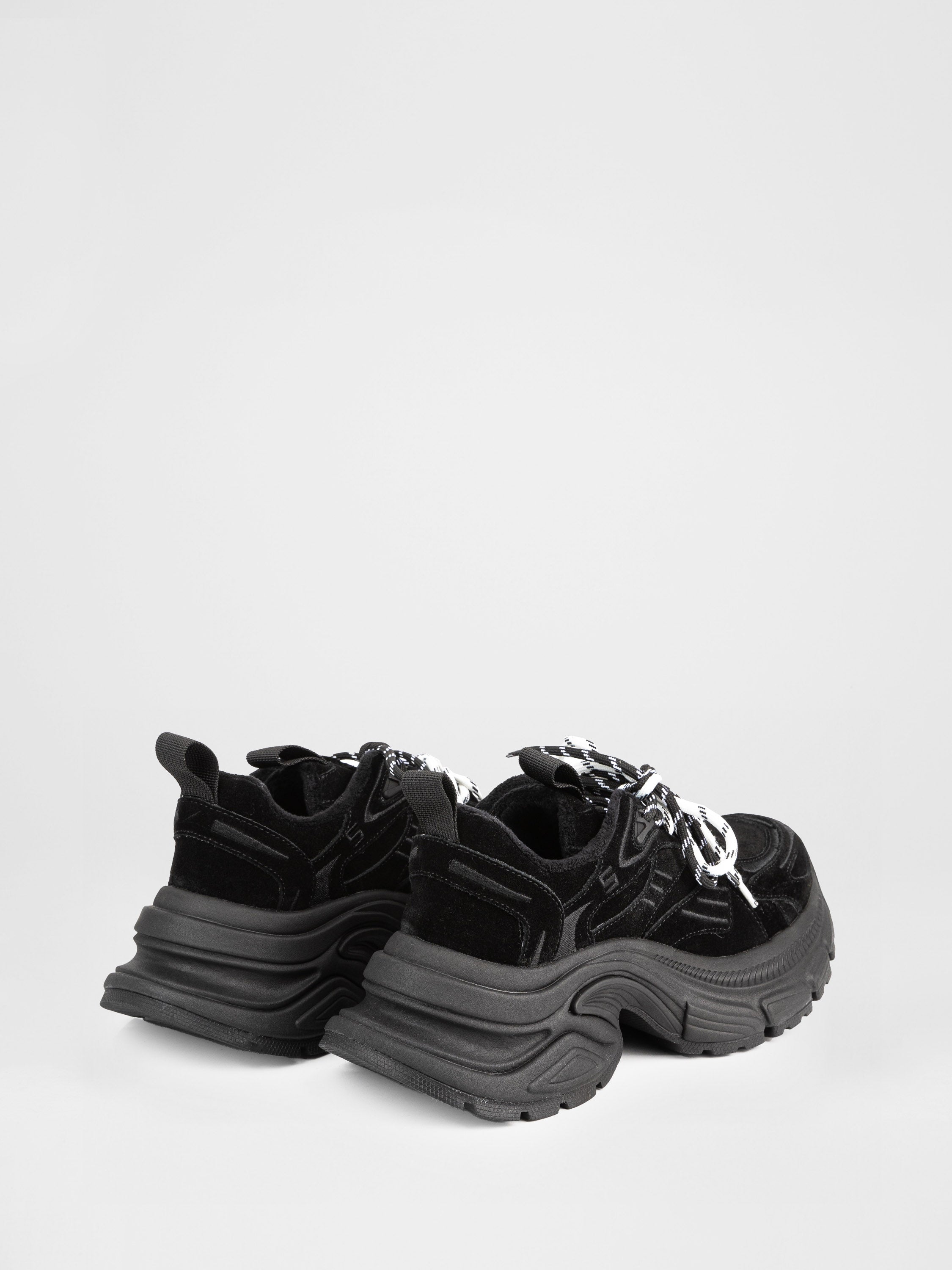 Замшеві кросівки на масивній підошві у чорному  кольорі