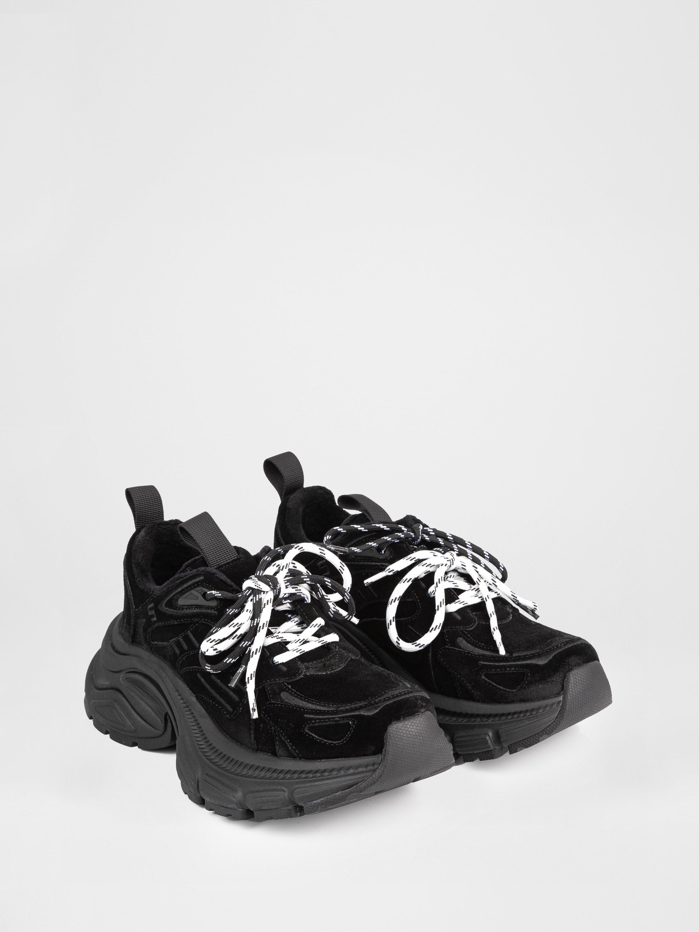 Замшеві кросівки на масивній підошві у чорному  кольорі