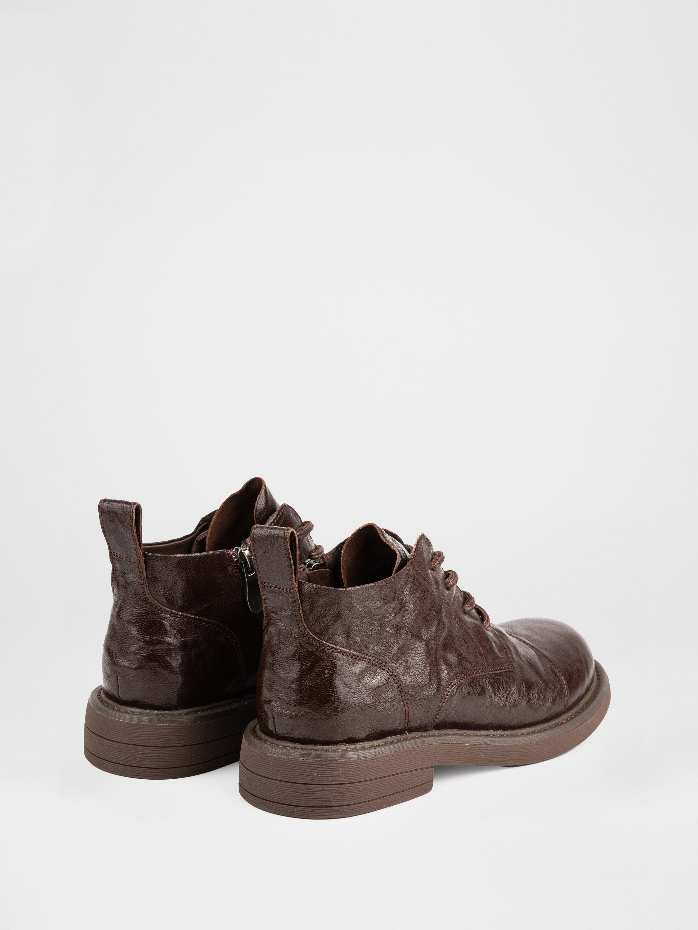 Черевики на шнурівці у коричневому кольорі