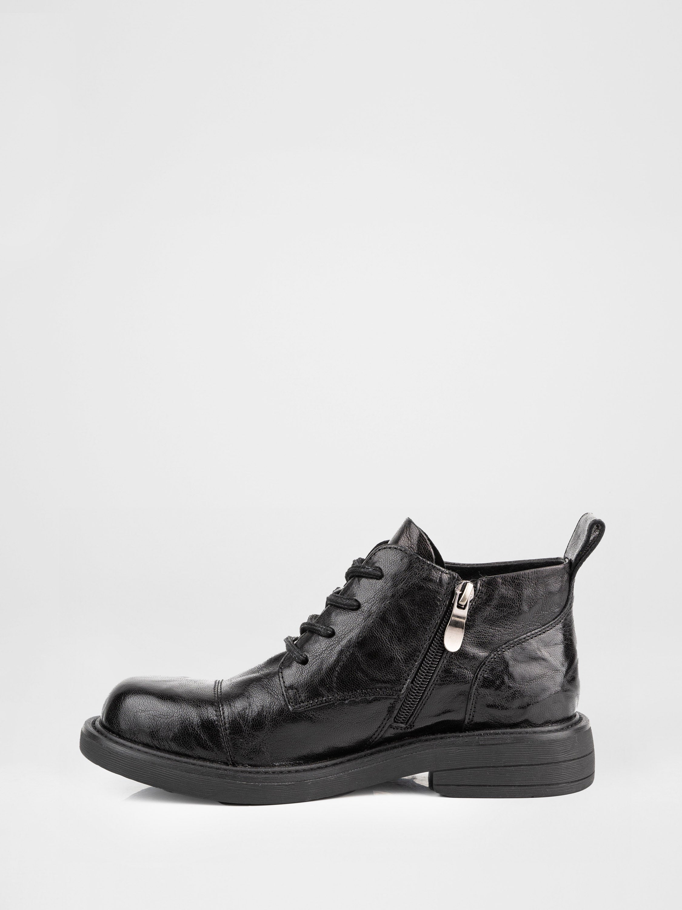 Черевики на шнурівці у чорному кольорі