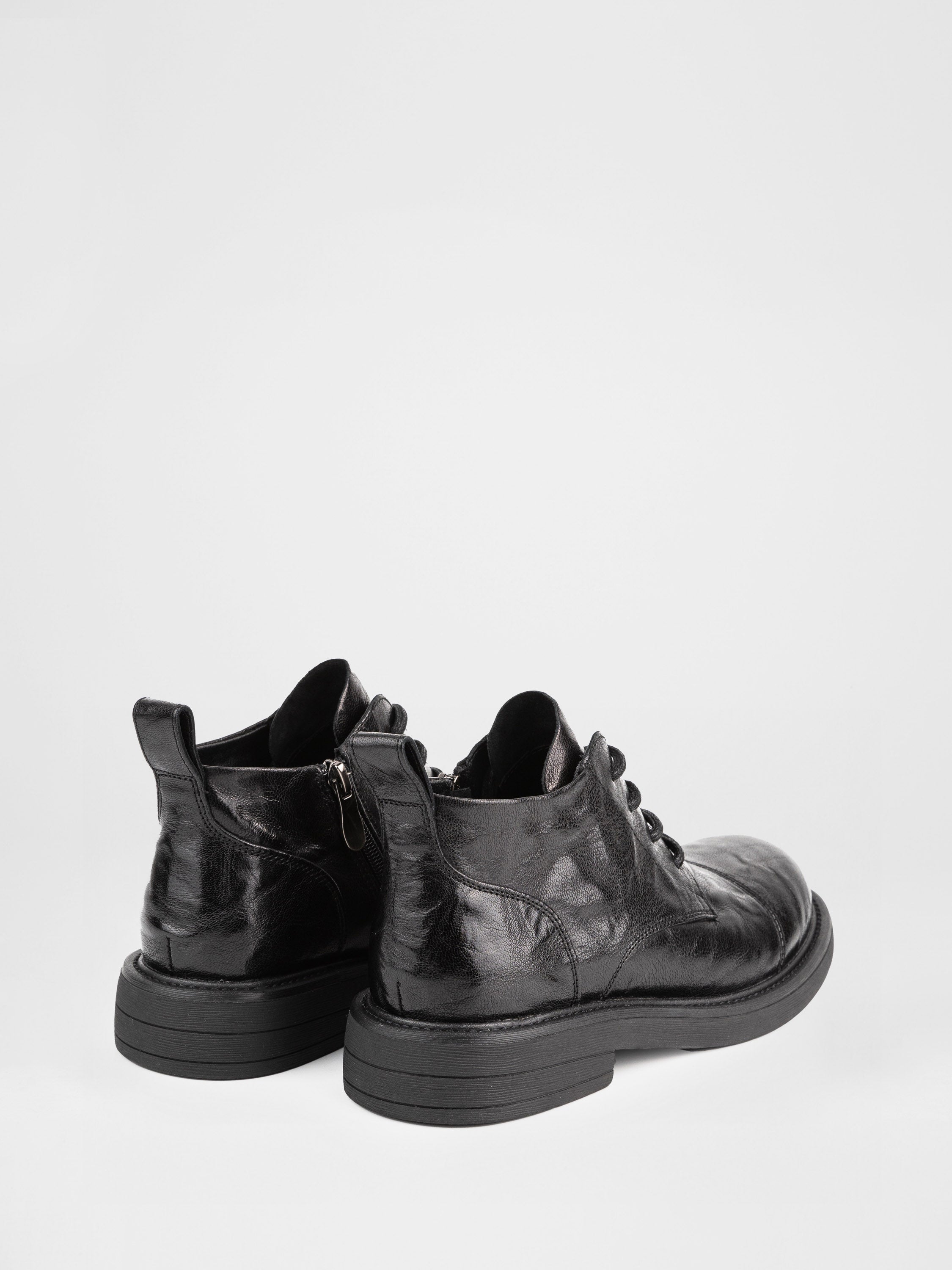 Черевики на шнурівці у чорному кольорі