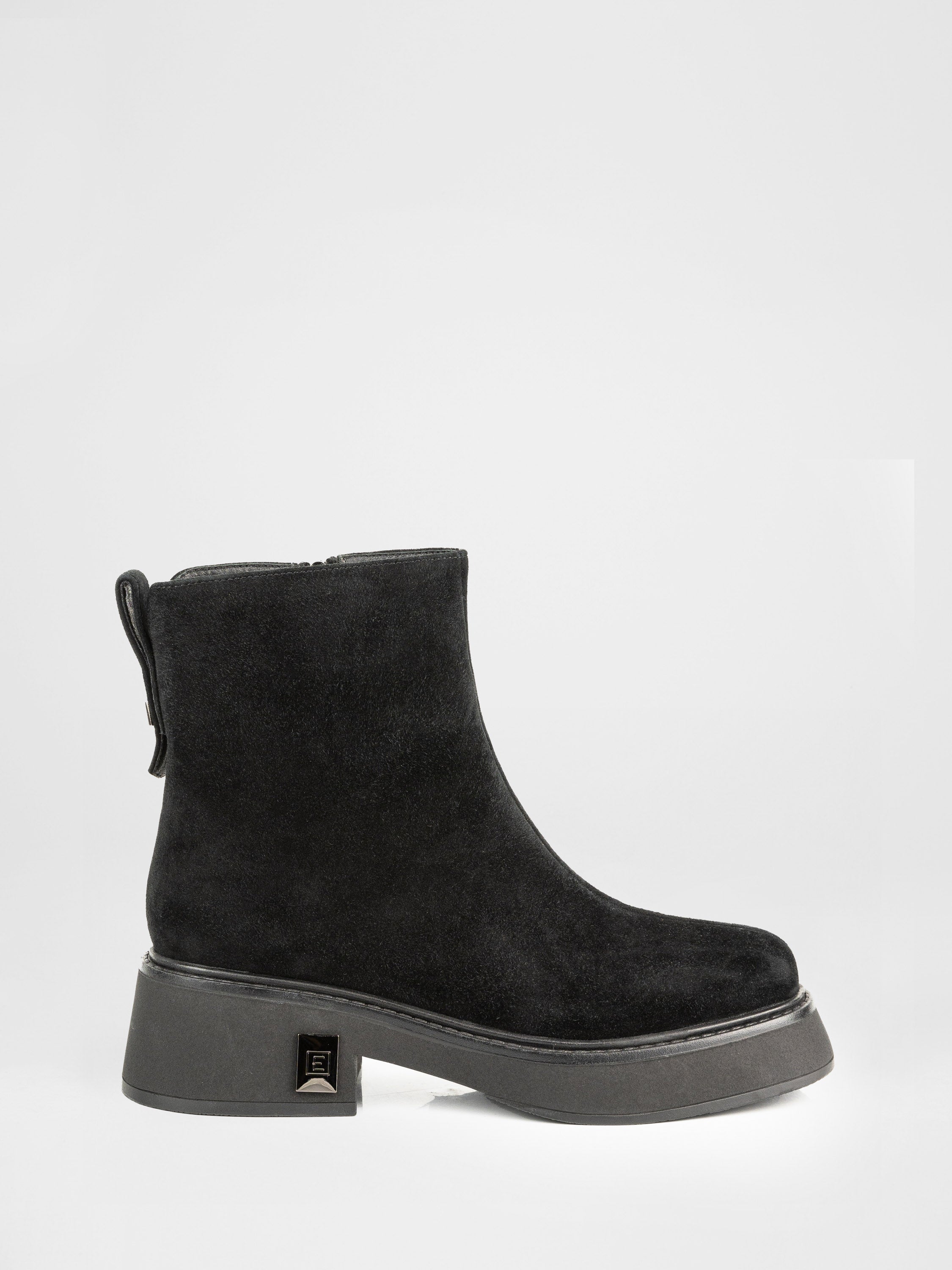 Зимові черевики у чорному кольорі з натуральноі замші