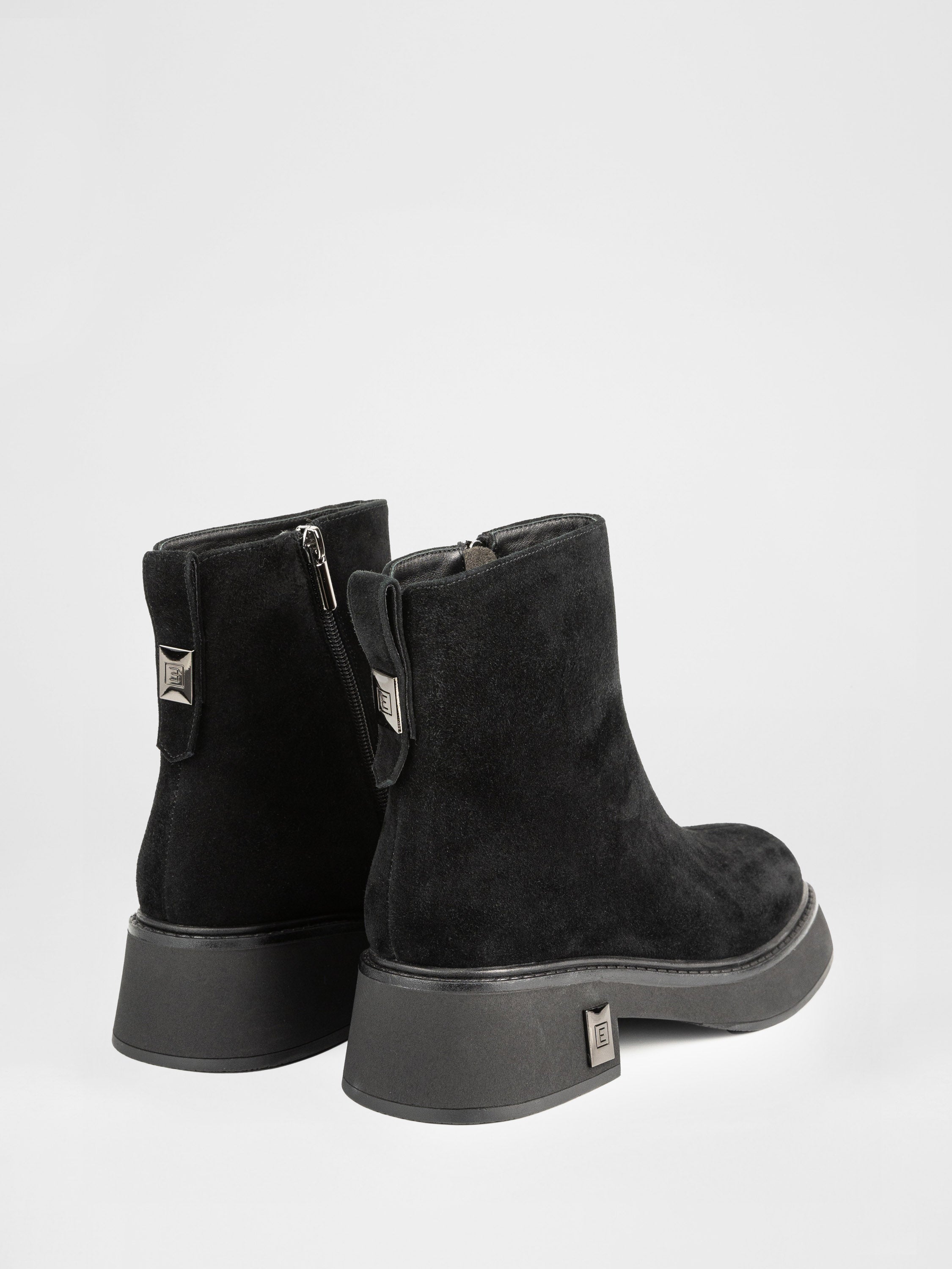 Зимові черевики у чорному кольорі з натуральноі замші