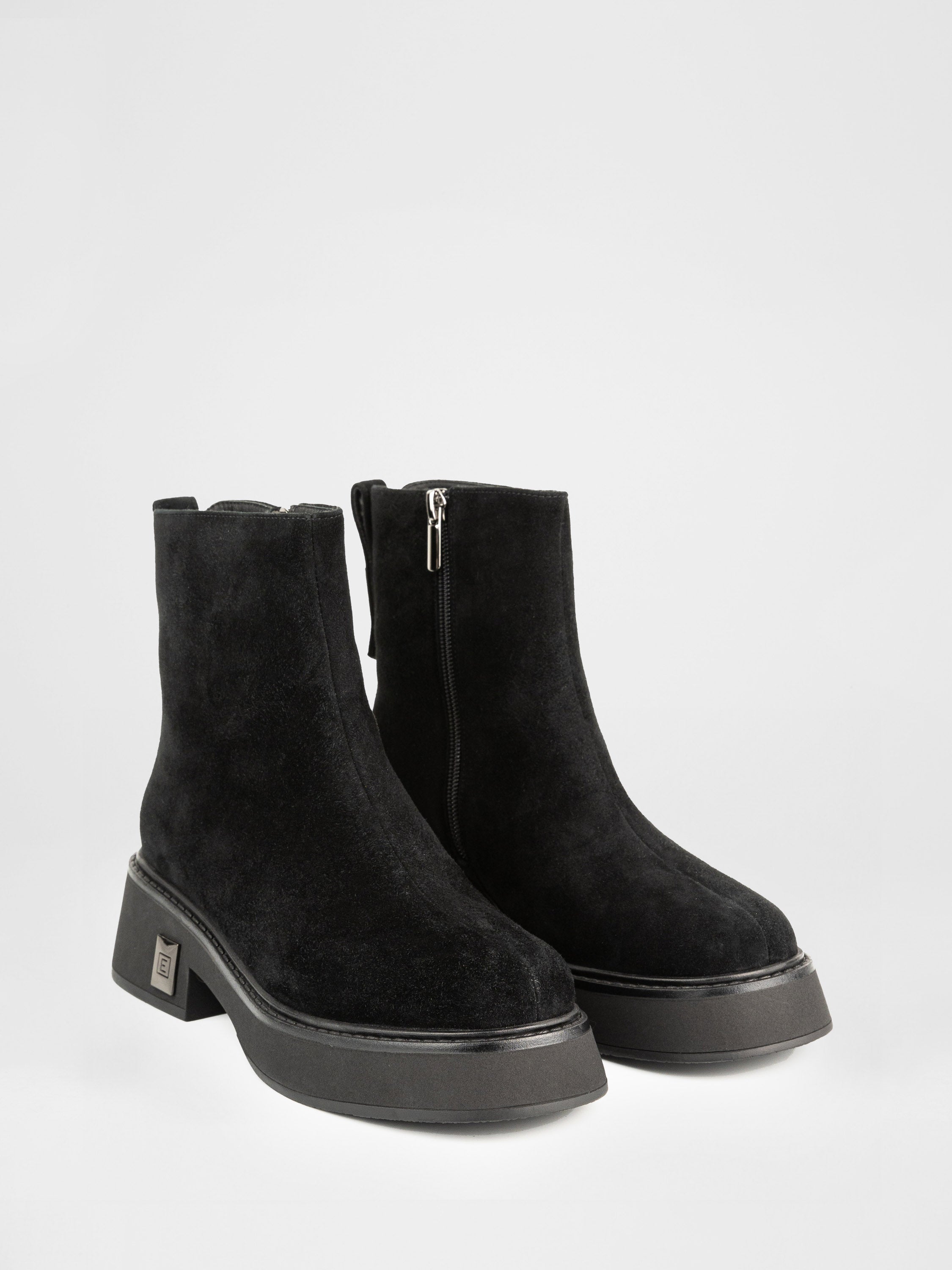 Зимові черевики у чорному кольорі з натуральноі замші