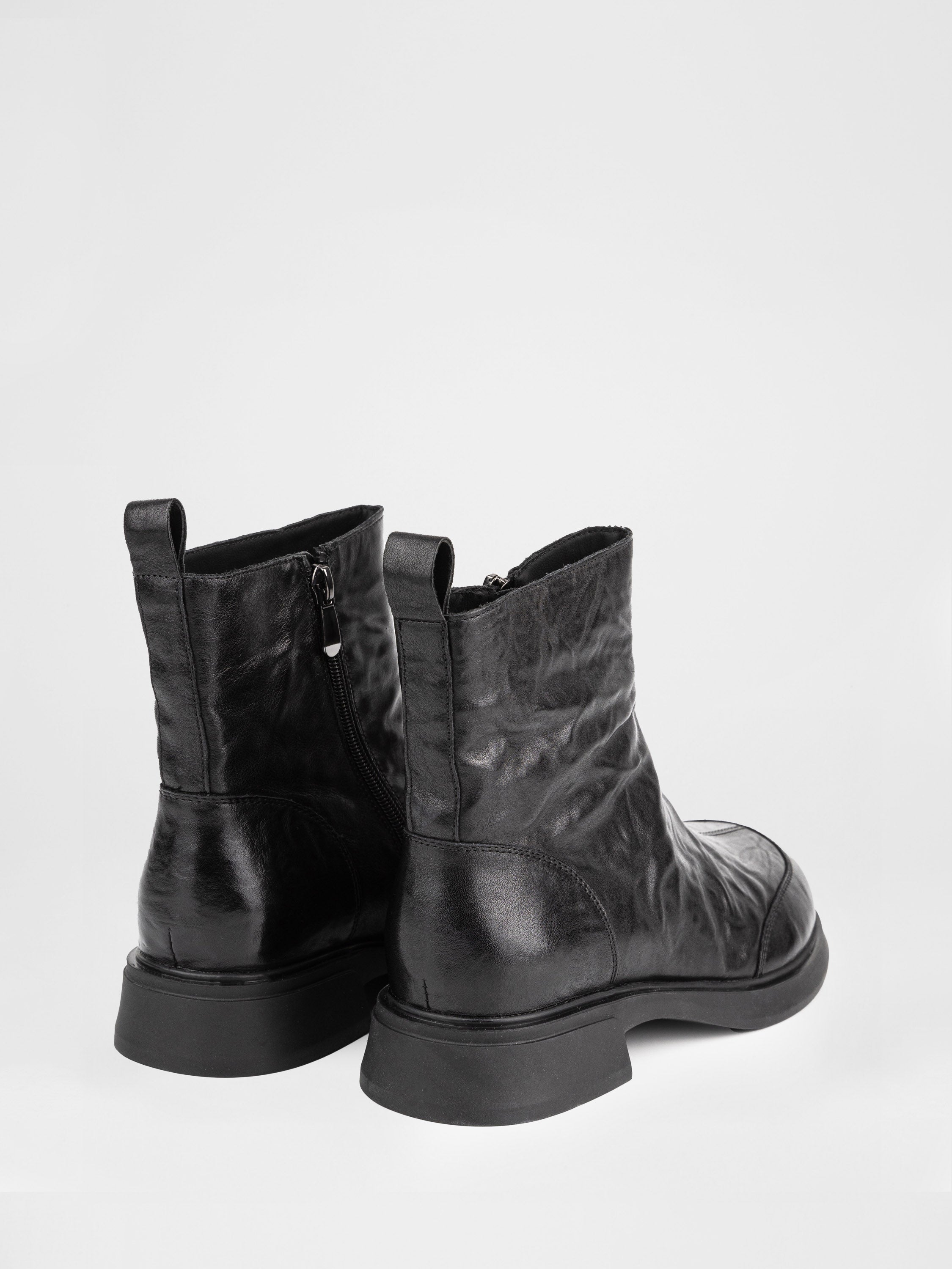 Шкіряні черевики у чорному кольорі