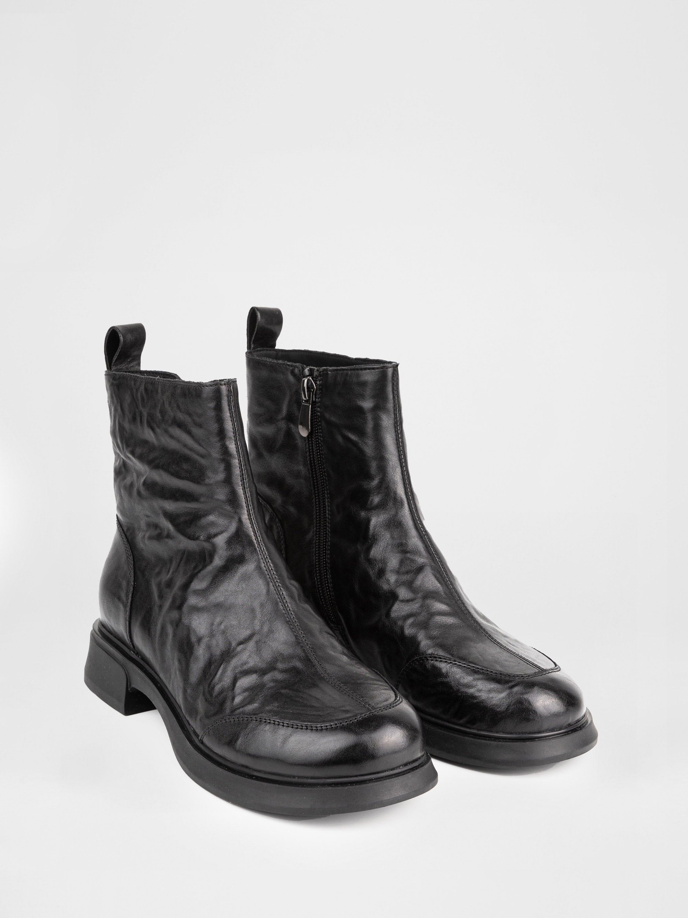 Шкіряні черевики у чорному кольорі