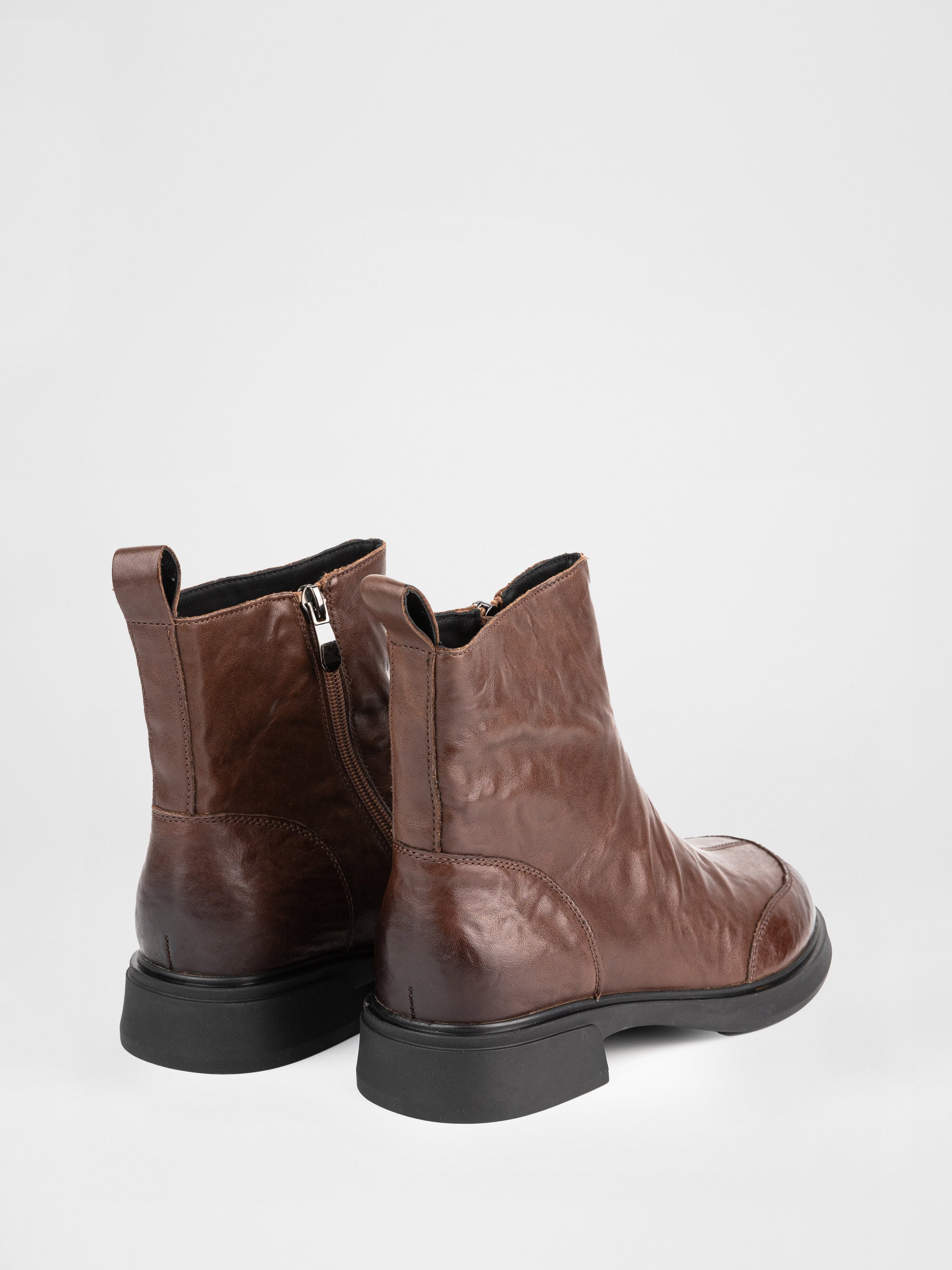 Шкіряні черевики у коричневому кольорі