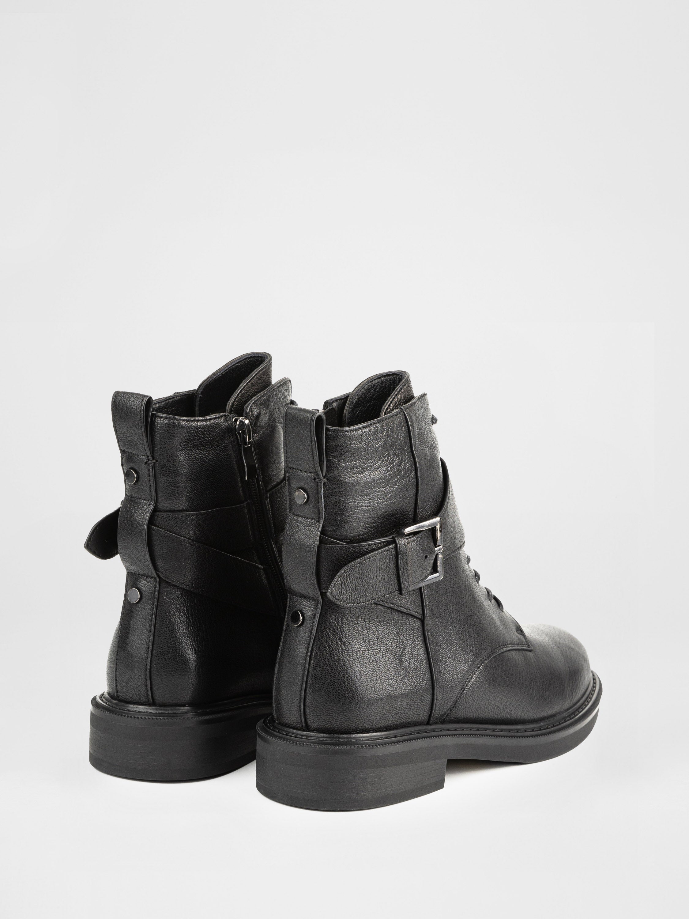 Зимові черевики у чорному кольорі декоровані пряжкою