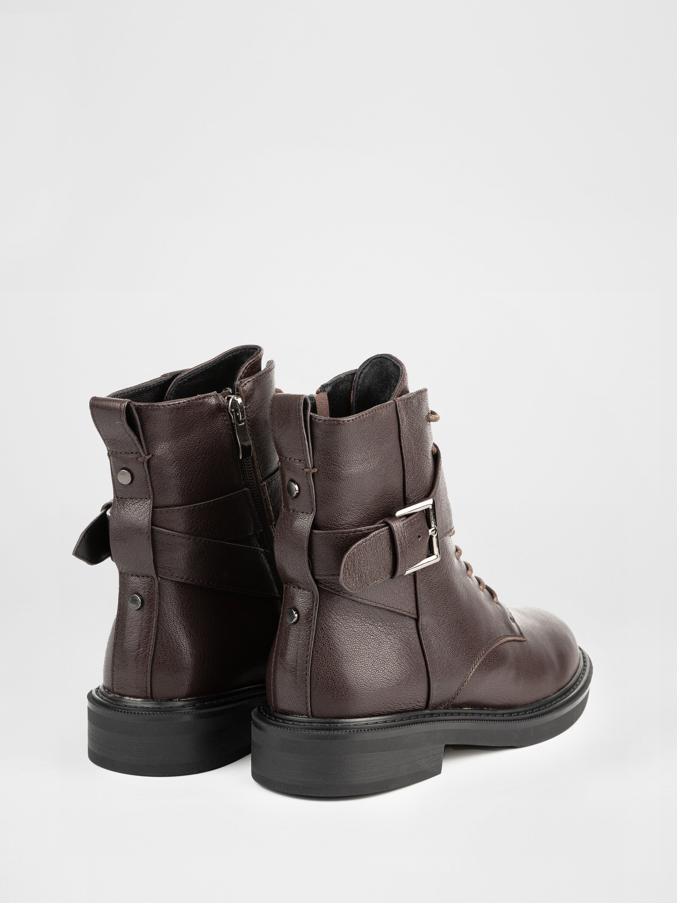 Зимові черевики у коричневому кольорі декоровані пряжкою