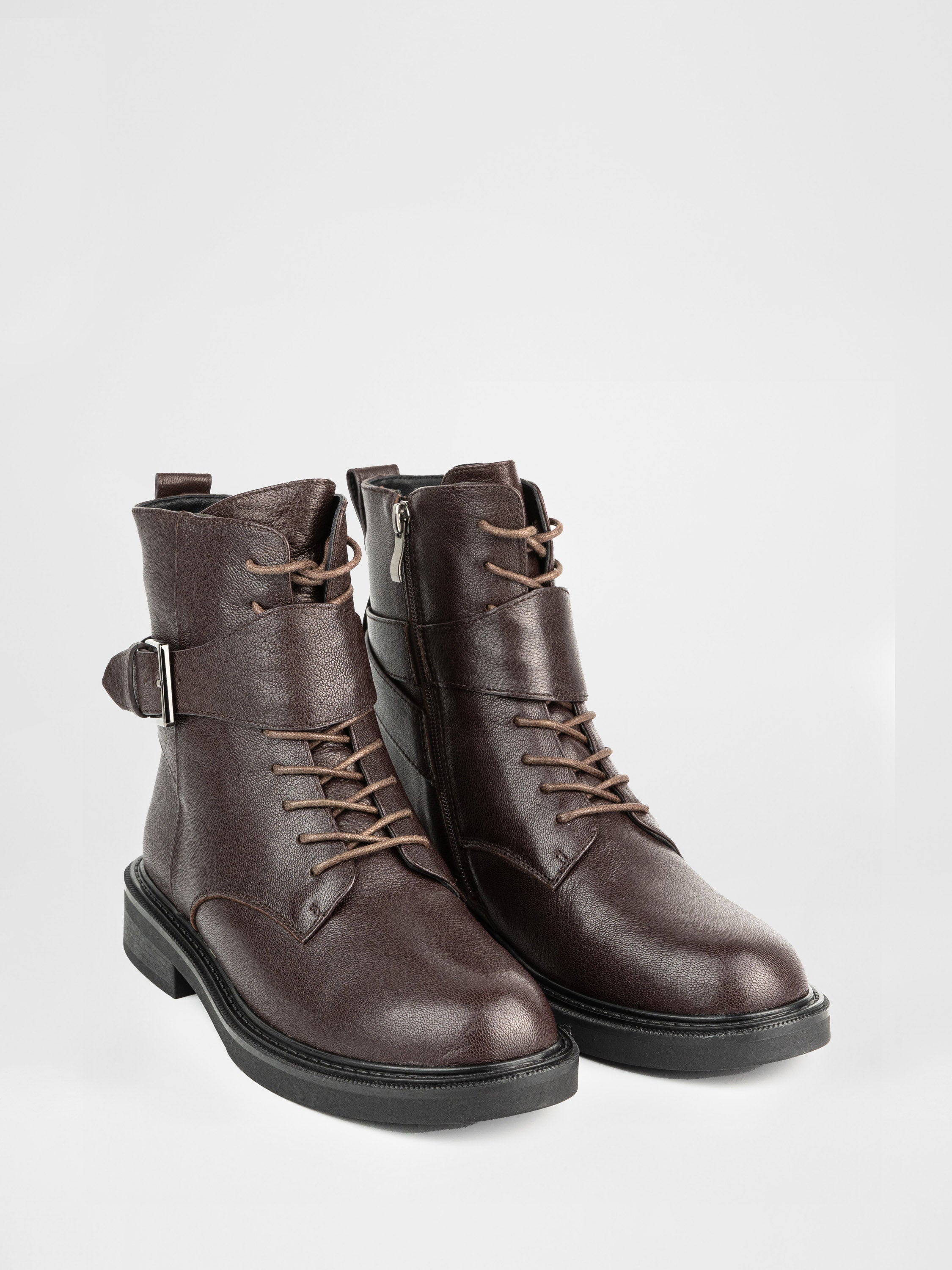 Зимові черевики у коричневому кольорі декоровані пряжкою