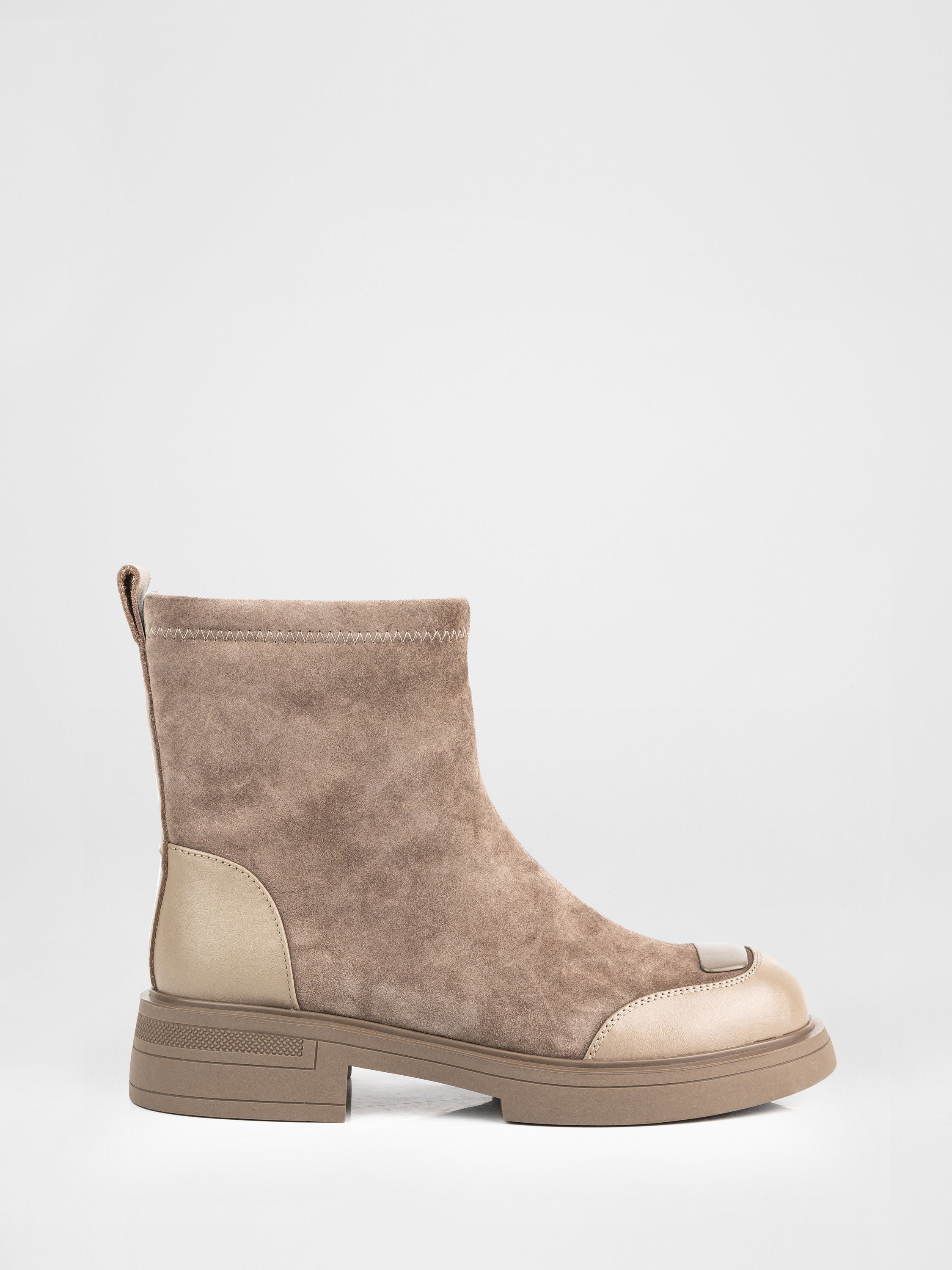 Черевики у бежевому кольорі