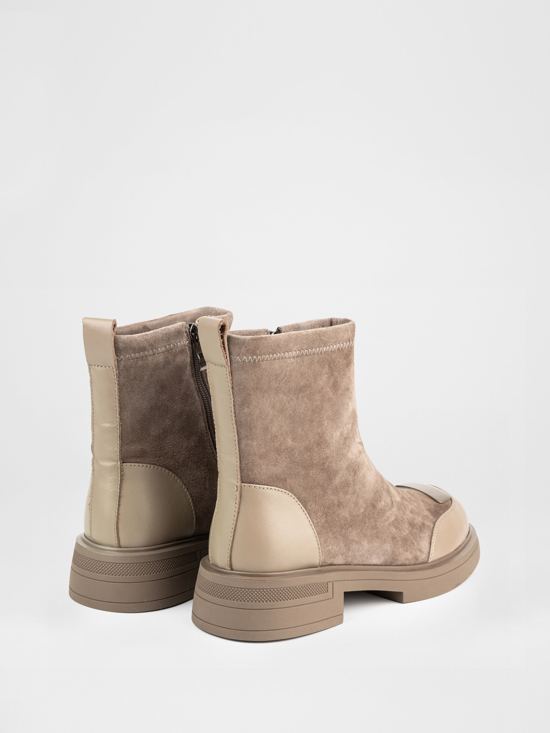 Черевики у бежевому кольорі